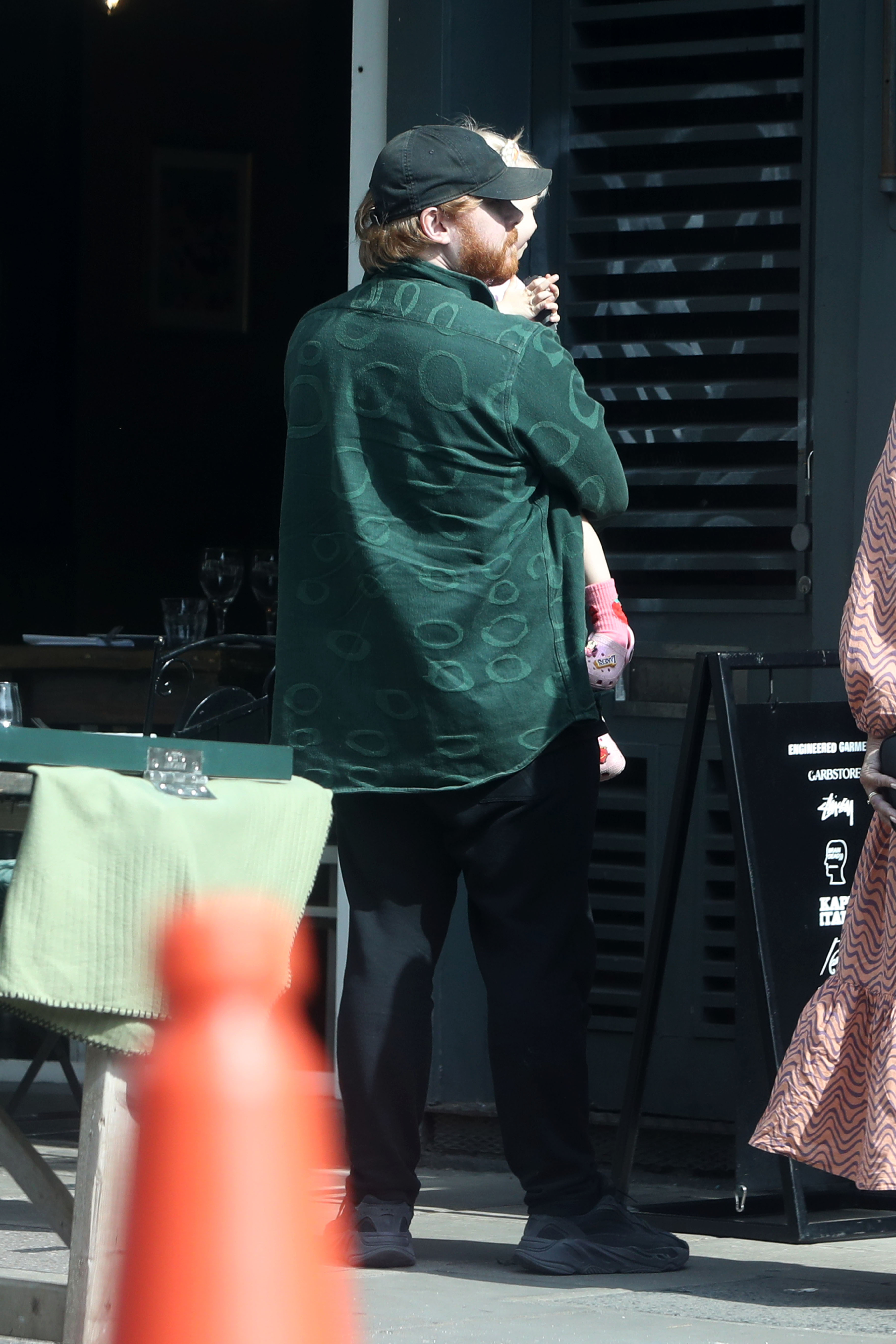 Rupert Grint visto de paseo con su hija el 8 de septiembre de 2023, en Londres, Reino Unido | Fuente: Getty Images