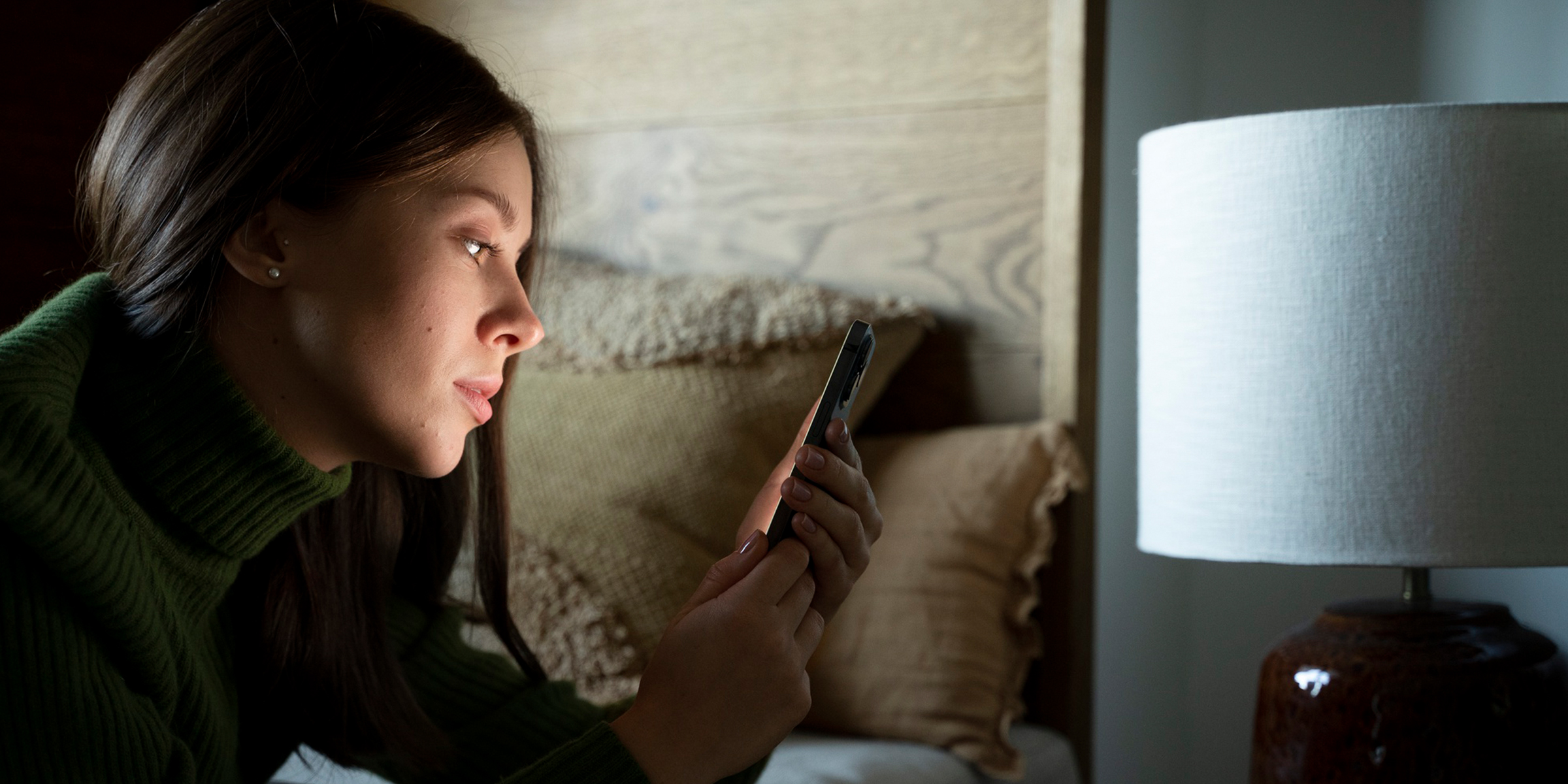 Una mujer viendo su teléfono | Fuente: Freepik