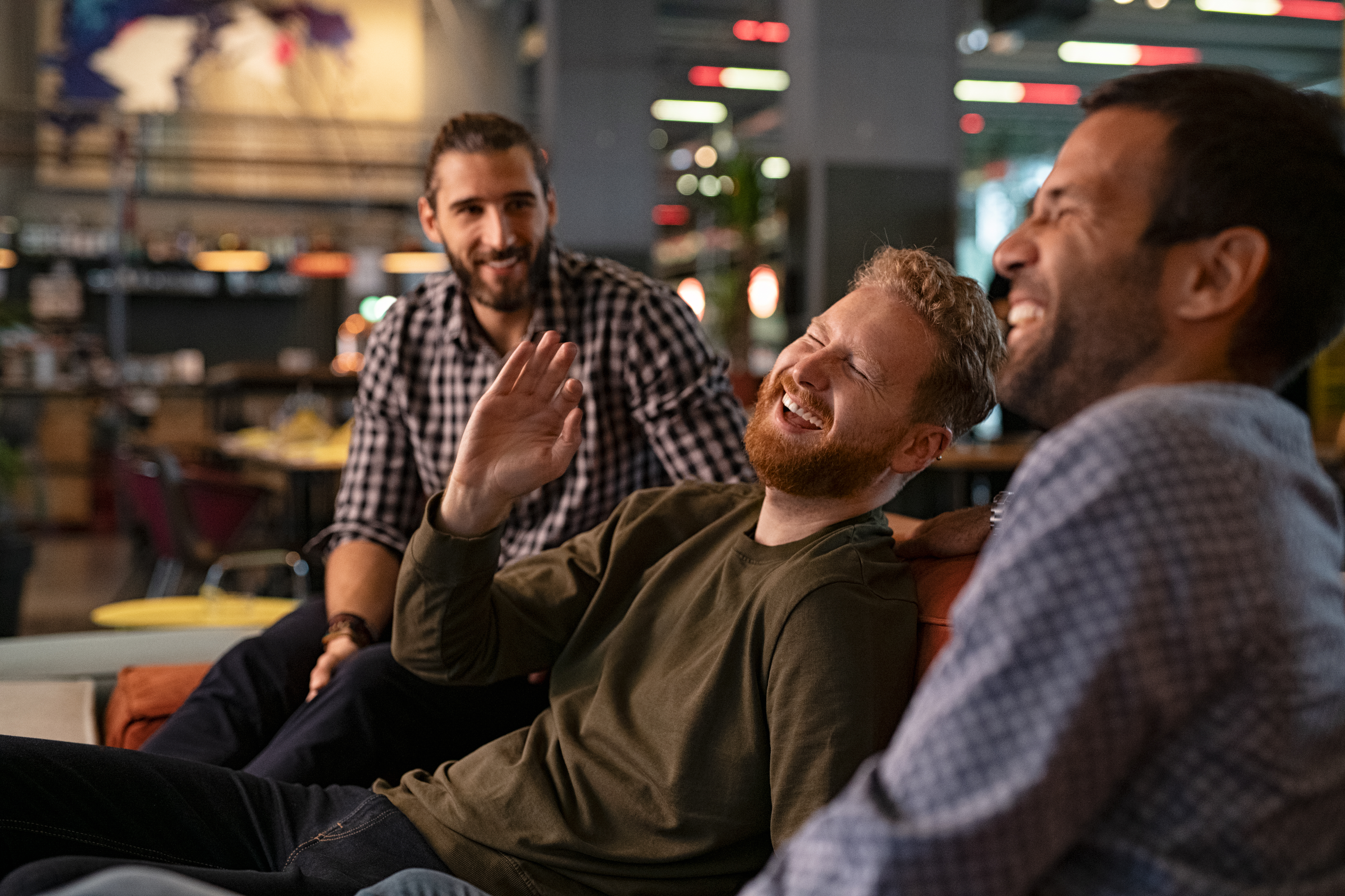Hombres riendo juntos | Fuente: Getty Images