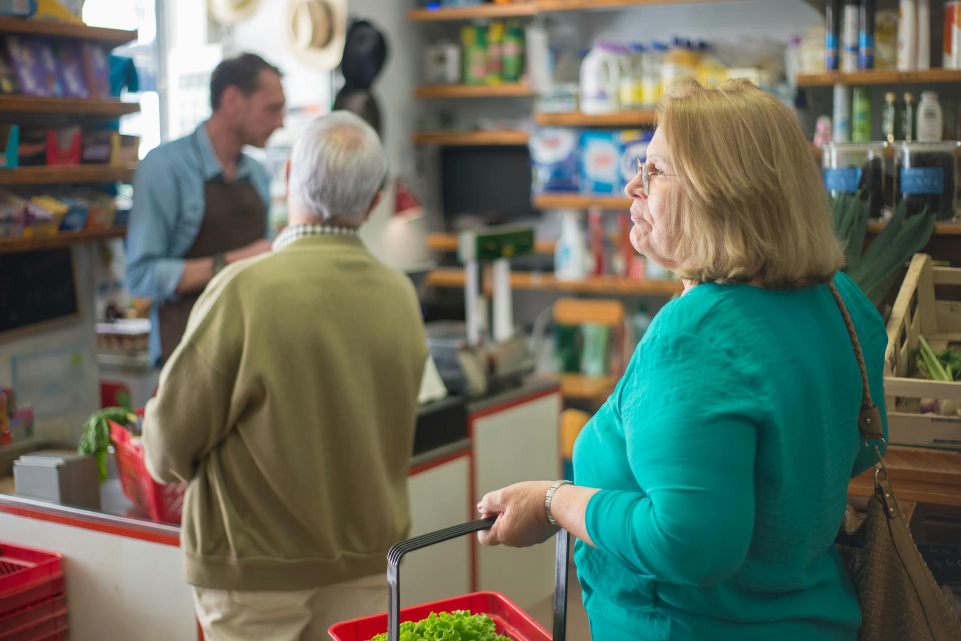 Gente en una tienda de comestibles | Fuente: Pexels