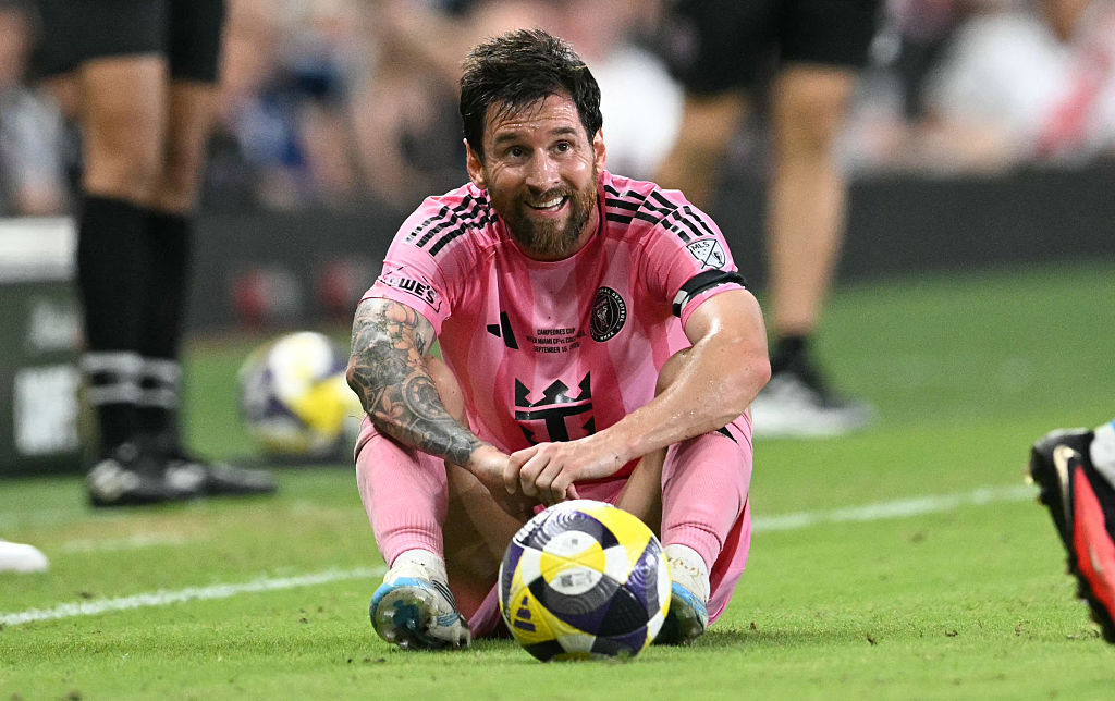 Lionel Messi está sentado en el campo de juego durante la final de la Campeones Cup entre el Inter Miami CF y el Cruz Azul de México, en el Nu Stadium de Miami, Florida, el 16 de septiembre de 2026. | Fuente: Getty Images