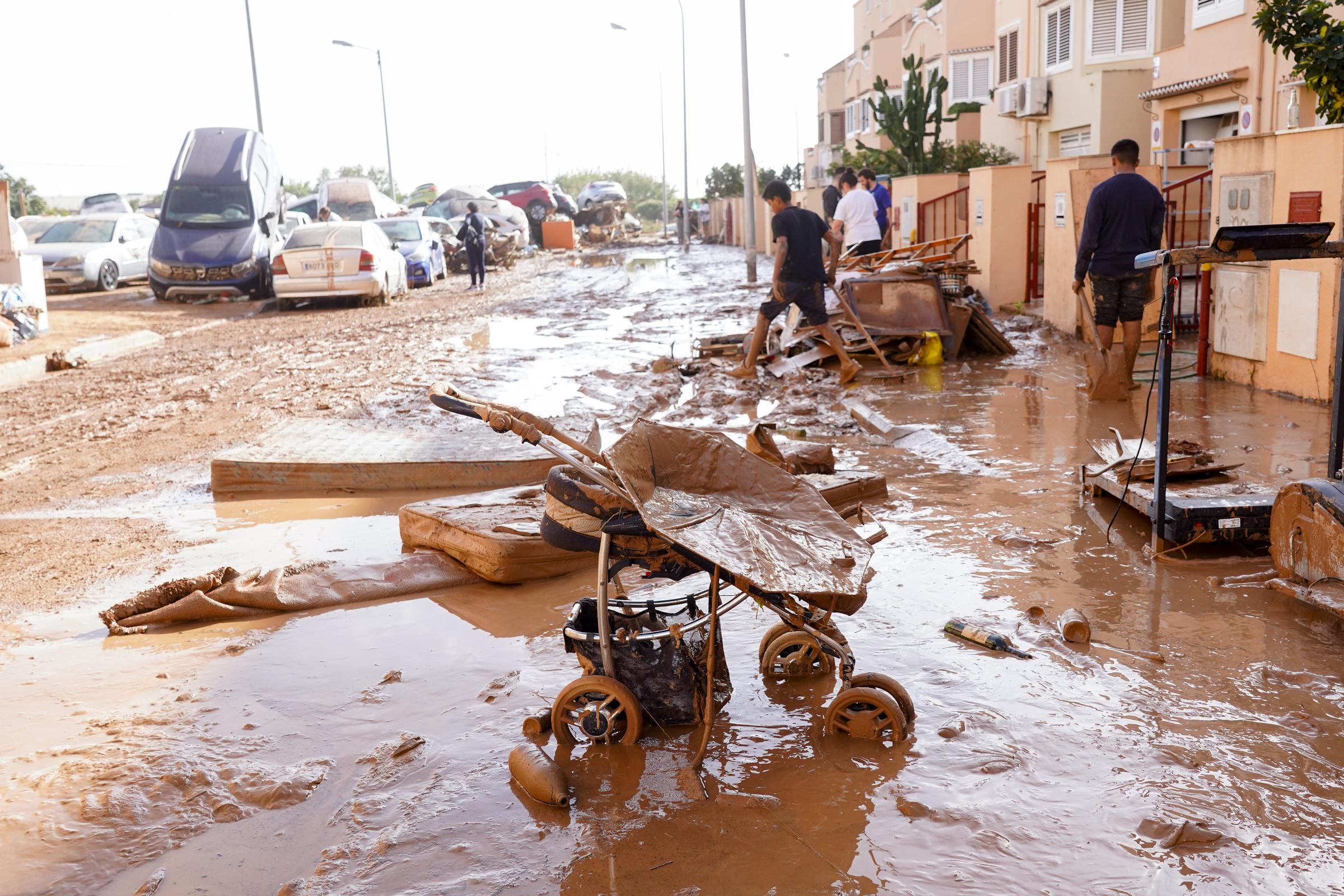 Vista de coches amontonados tras las inundaciones mortales en Valencia, España, el 31 de octubre de 2024 | Fuente: Getty Images