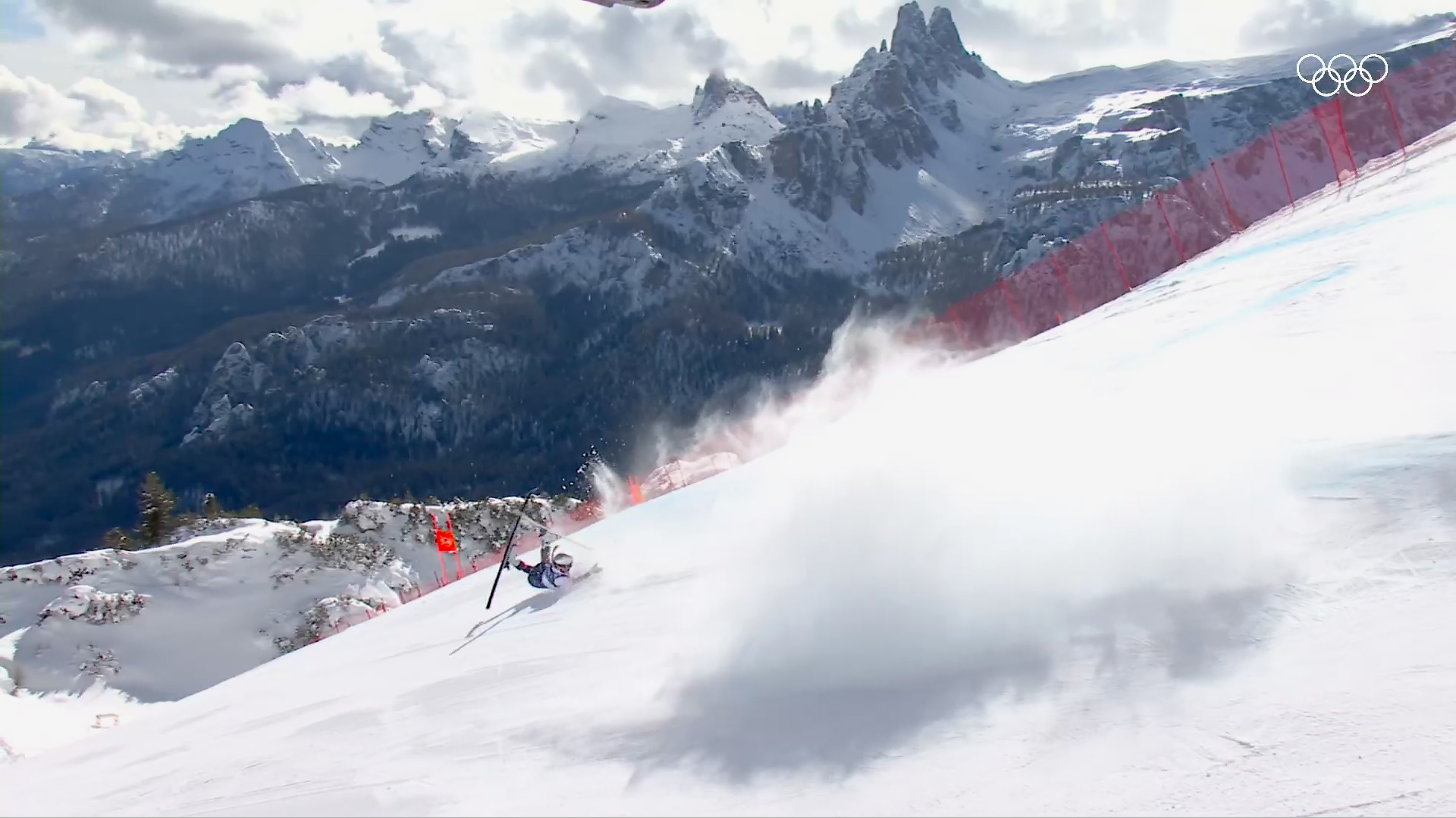 Lindsey Vonn, del equipo estadounidense, se accidentó durante el descenso femenino en el segundo día de los Juegos Olímpicos de Invierno Milano Cortina 2026, en el Centro de Esquí Alpino Tofane, el 8 de febrero de 2026, en Cortina d'Ampezzo, Italia. | Fuente: Getty Images