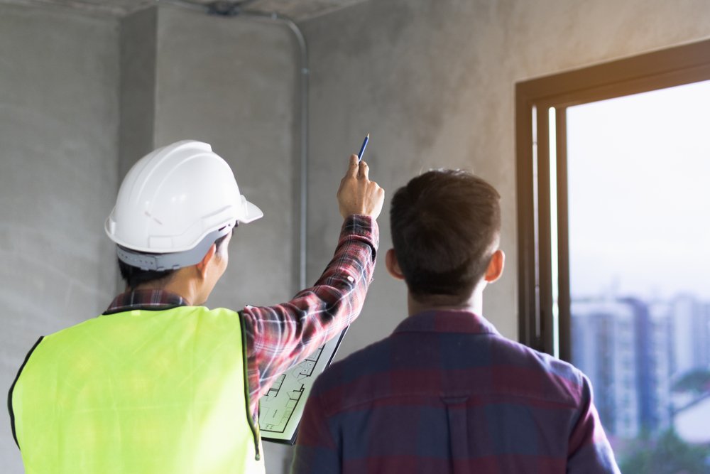 Hombres mirando una construcción. │Foto: Shutterstock