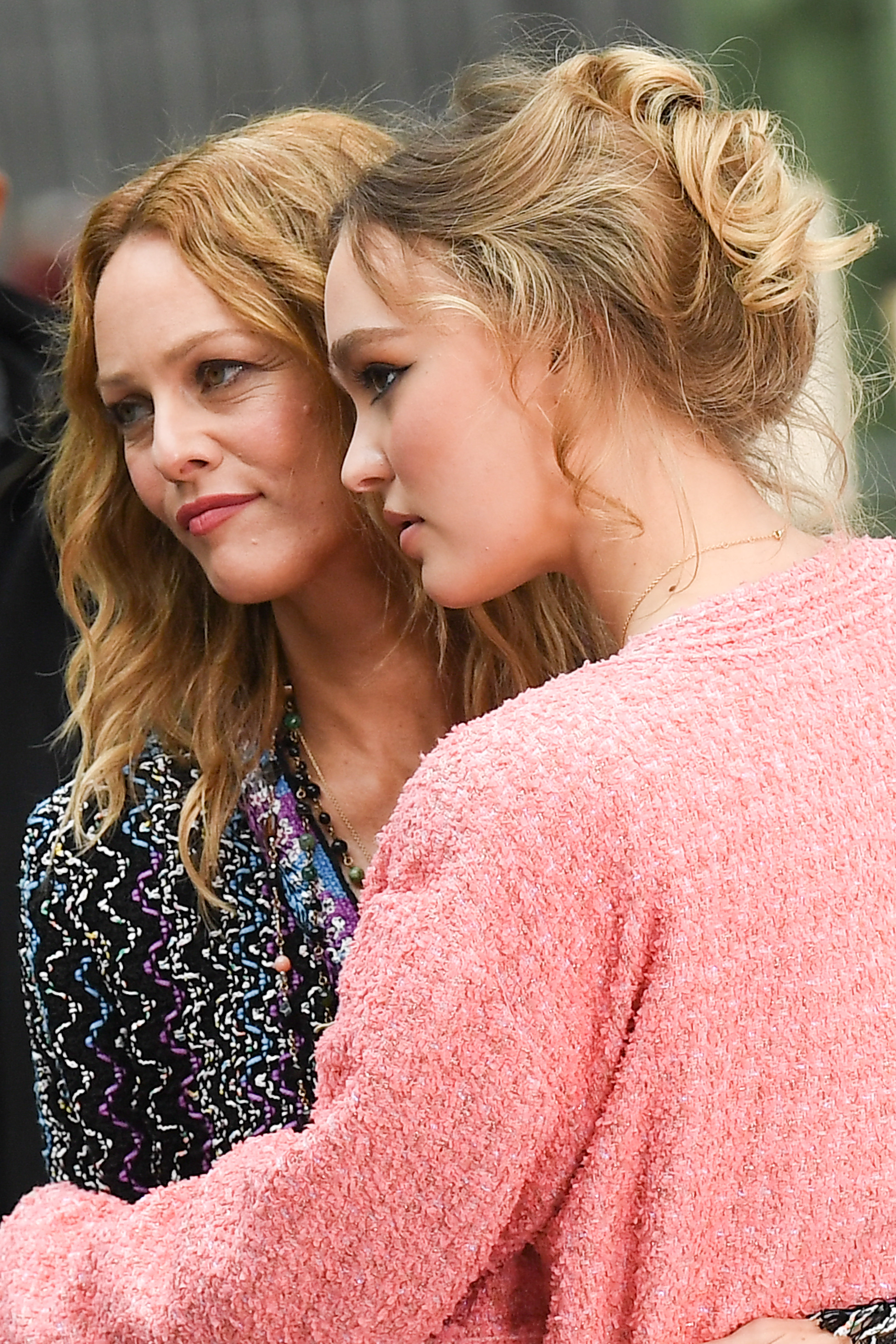 Vanessa Paradis y su hija Lily-Rose Depp asisten al desfile de Chanel Primavera/Verano 2021 durante la Semana de la Moda de París, el 6 de octubre de 2020. Depp ha reconocido que su madre ha influido en su forma de ver la vida en el mundo del espectáculo, al tiempo que ha destacado su deseo de labrarse una carrera independiente. | Fuente: Getty Images