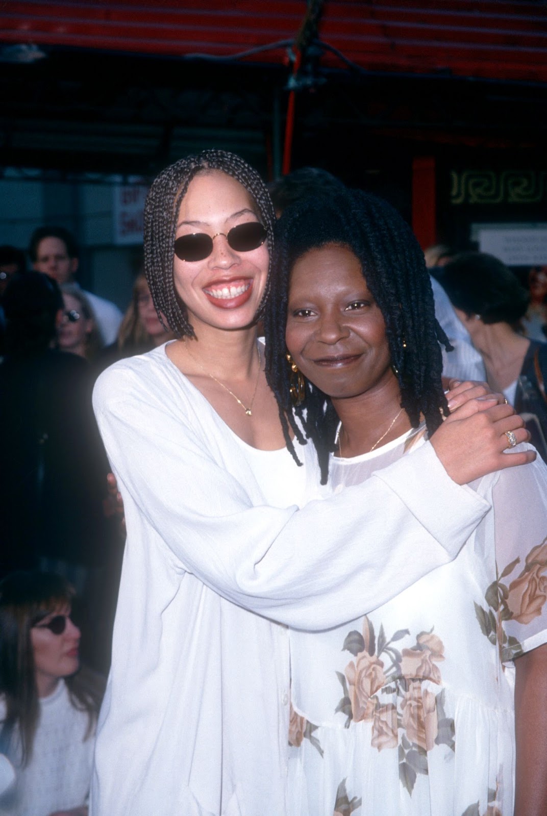 Whoopi Goldberg y Alex Martin durante "Braid, Hand, and Footprint Ceremony" de la actriz, el 2 de febrero de 1995, en Hollywood, California | Fuente: Getty Images