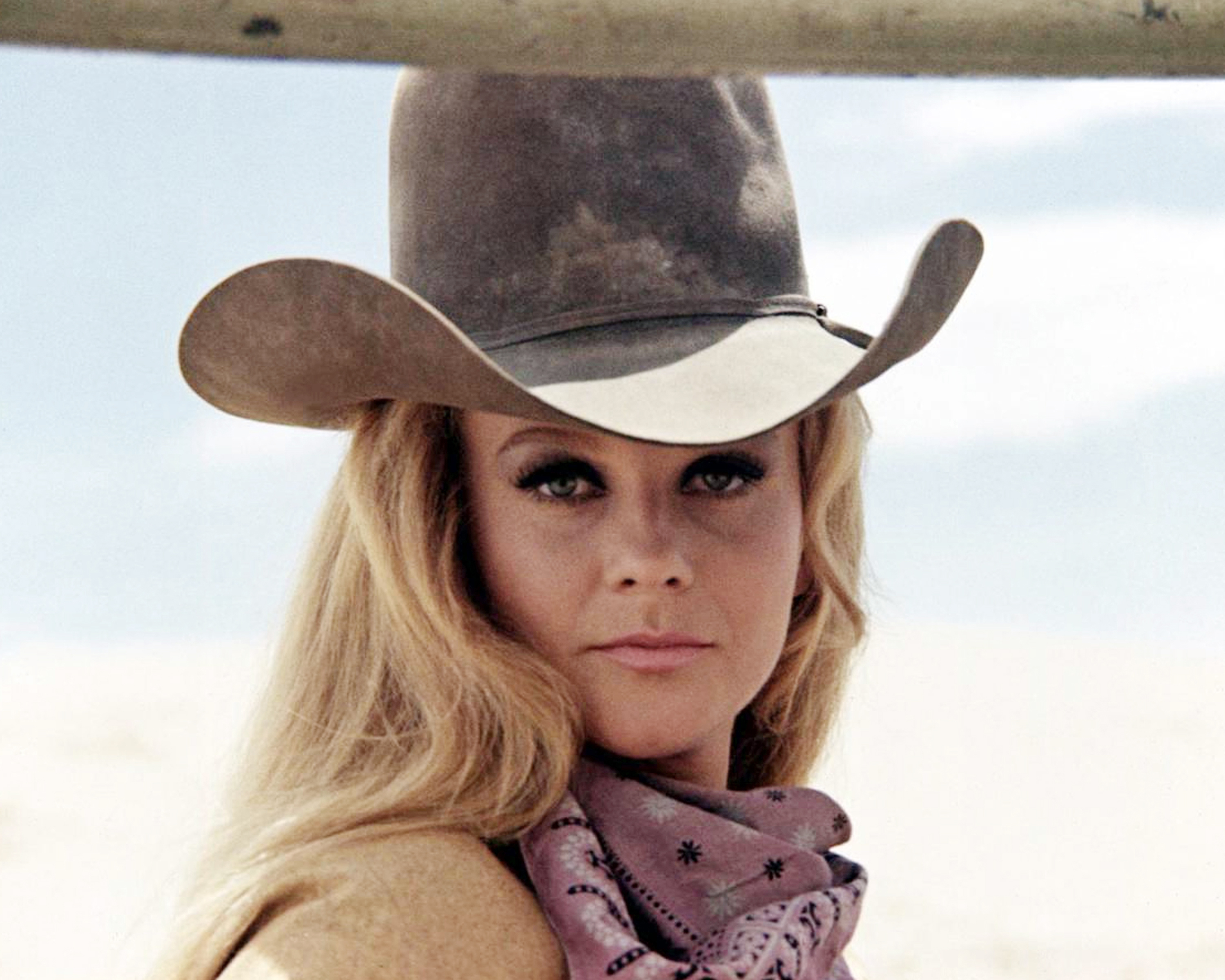 La actriz como la Sra. Lowe en "The Train Robbers" en 1973 | Fuente: Getty Images