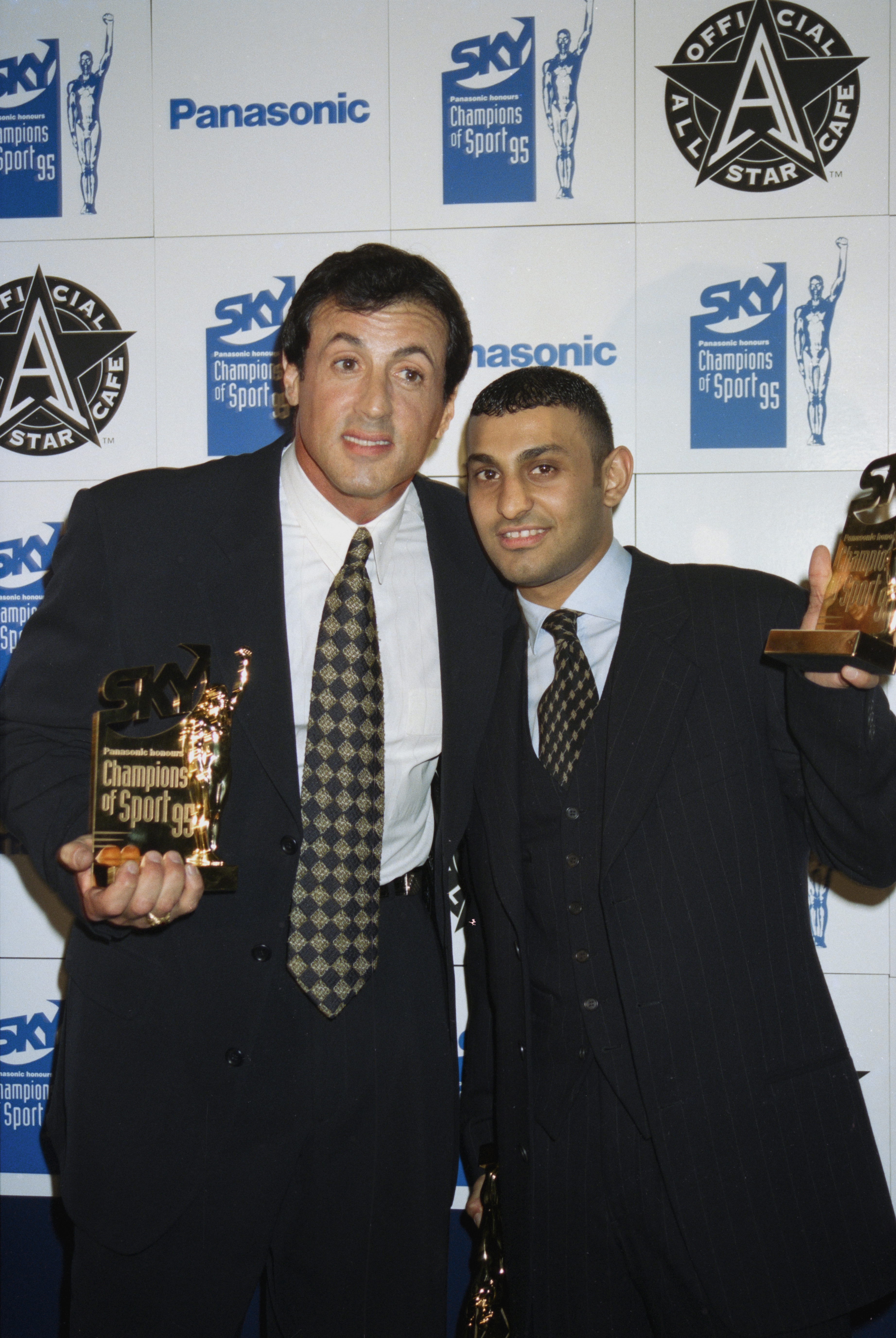 Sylvester Stallone y Naseem Hamed en el evento Sky Champions of Sport el 1 de enero de 1996 en Londres, Inglaterra. | Fuente: Getty Images