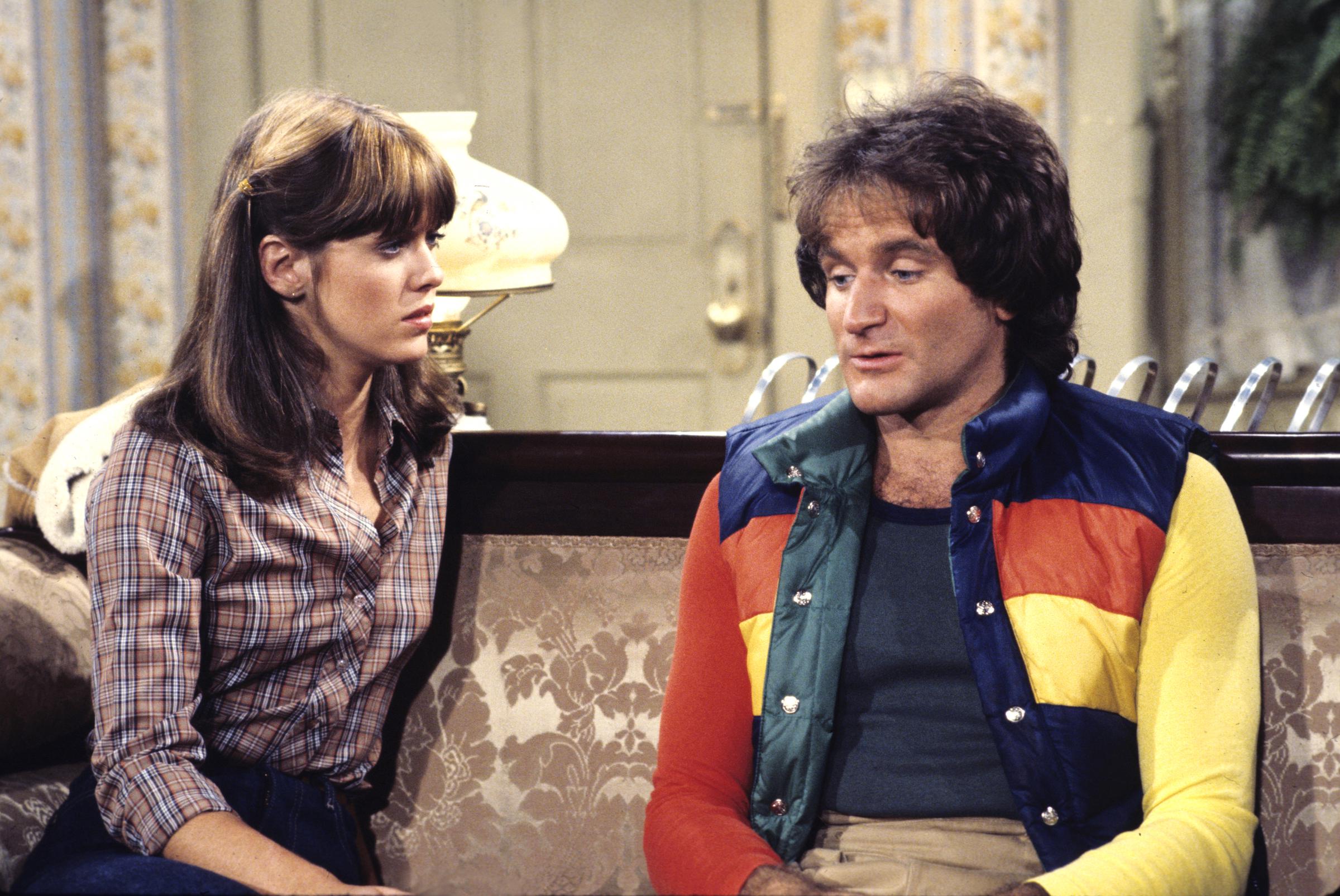 La actriz y Robin Williams en el plató de "Mork & Mindy", 1978 | Fuente: Getty Images