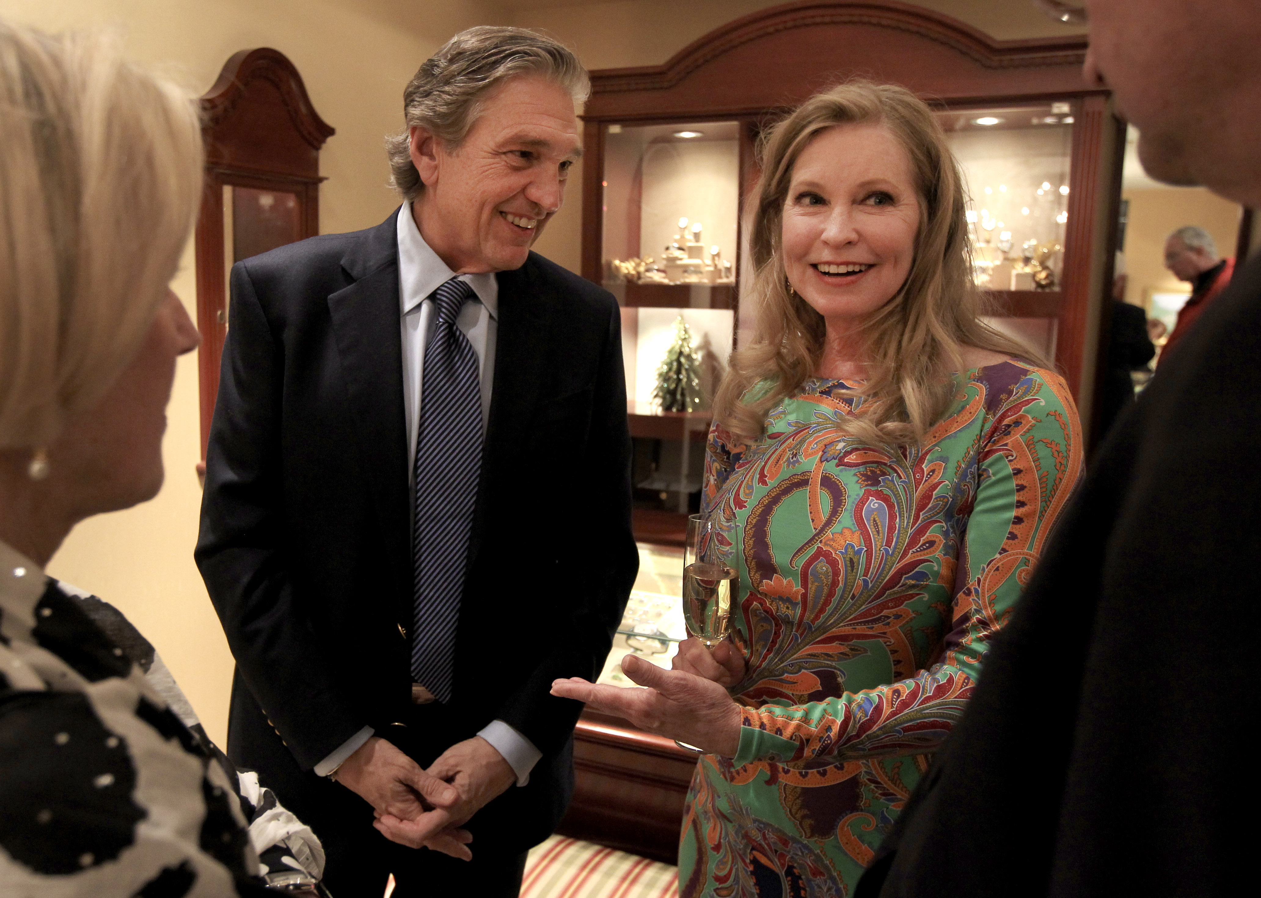 Albert DePrisco y Lisa Niemi en un acto de firma de libros en DePrisco Jewelers en Wellesley el 30 de noviembre de 2013 | Foto: Getty Images