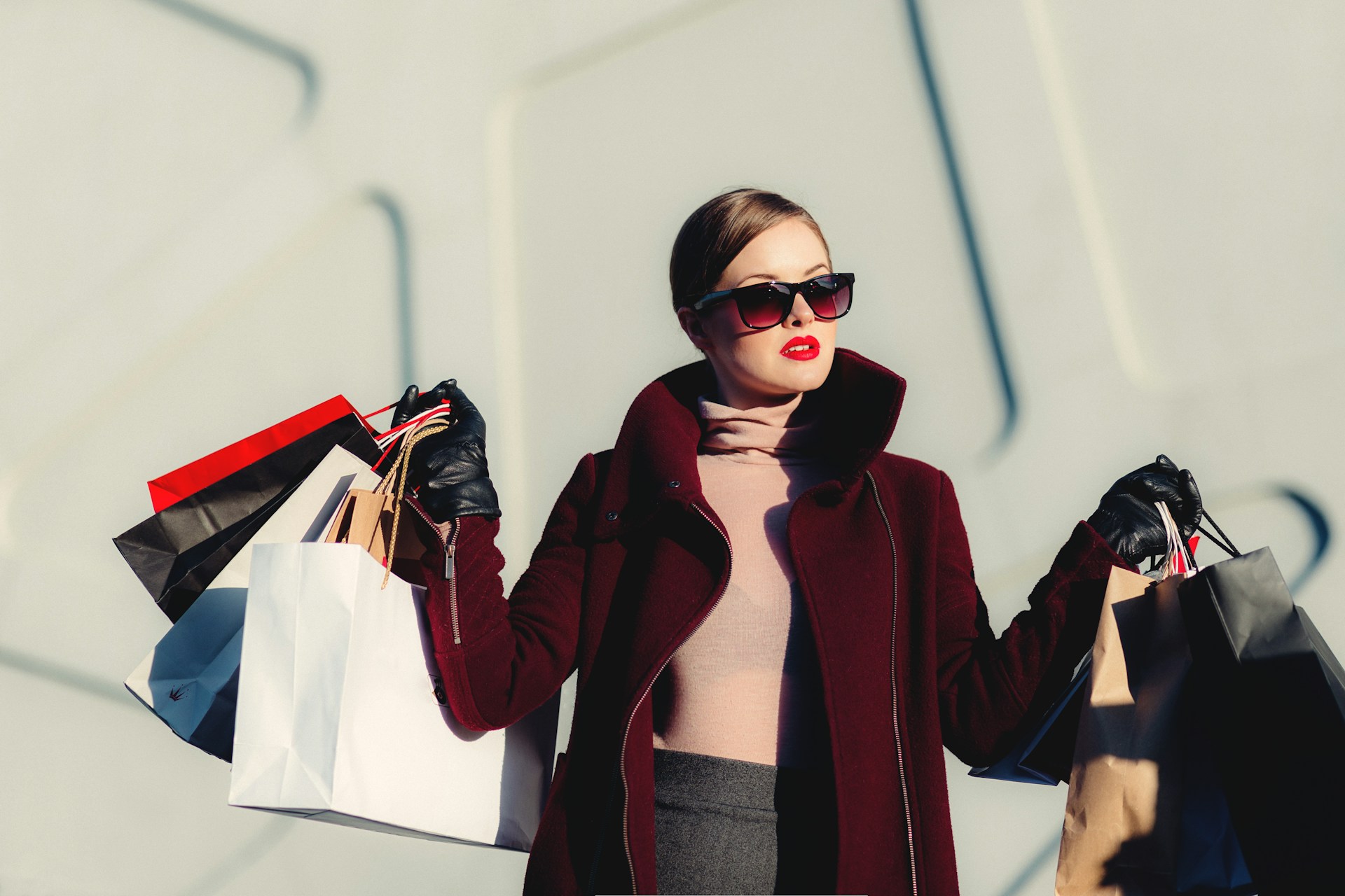 Una mujer rica con bolsas de la compra en la mano | Fuente: Unsplash