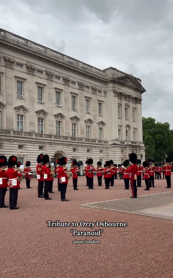 La banda de los Coldstream Guards tocando "Paranoid" de Black Sabbath frente al Palacio de Buckingham el 30 de julio de 2025 | Fuente: TikTok/about.london