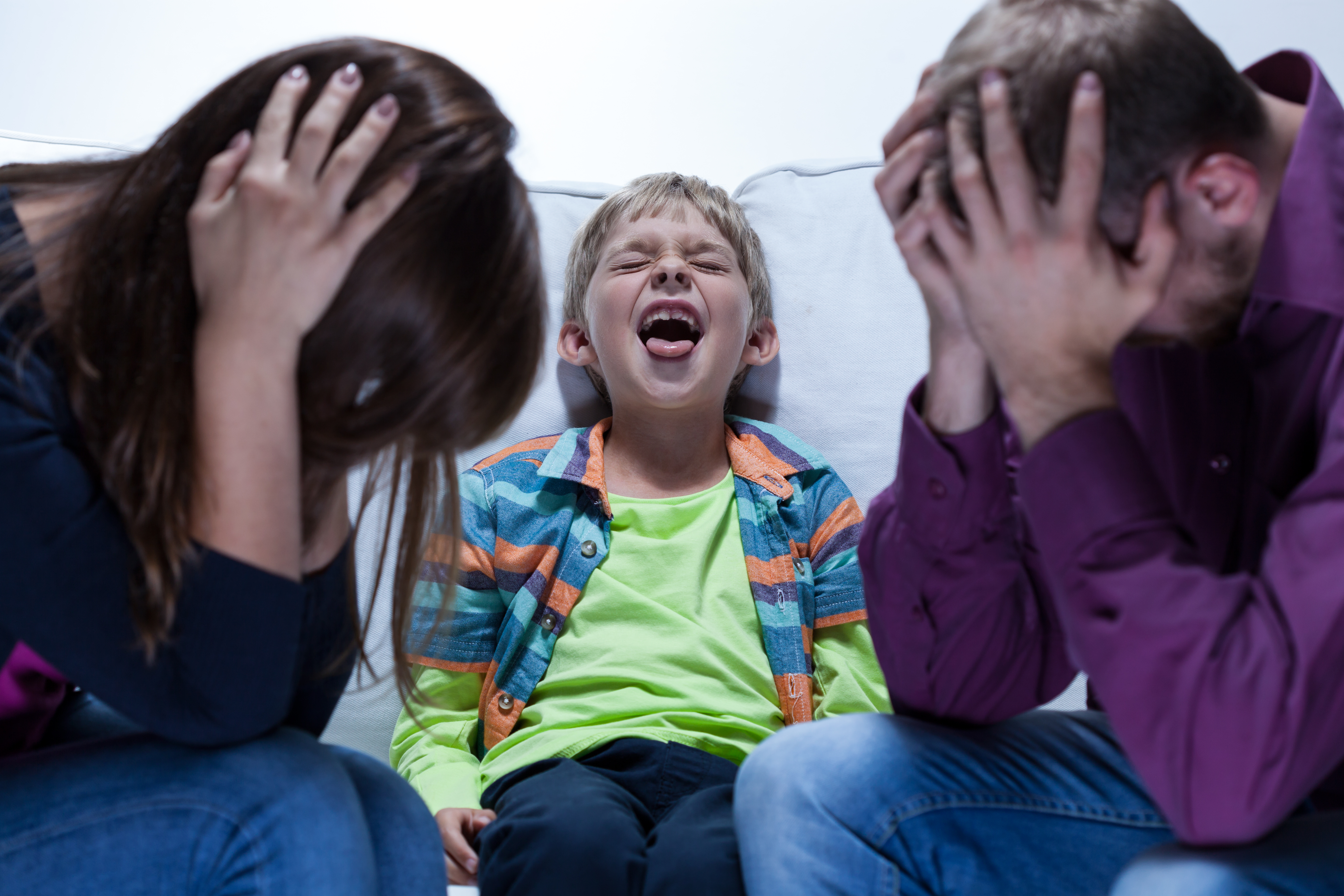 Padres estresados con su hijo gritando. | Foto: Shutterstock