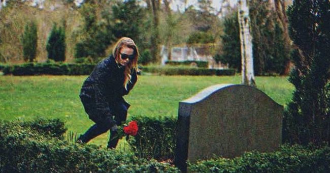 Una mujer dejando una flor en una tumba | Foto: Shutterstock
