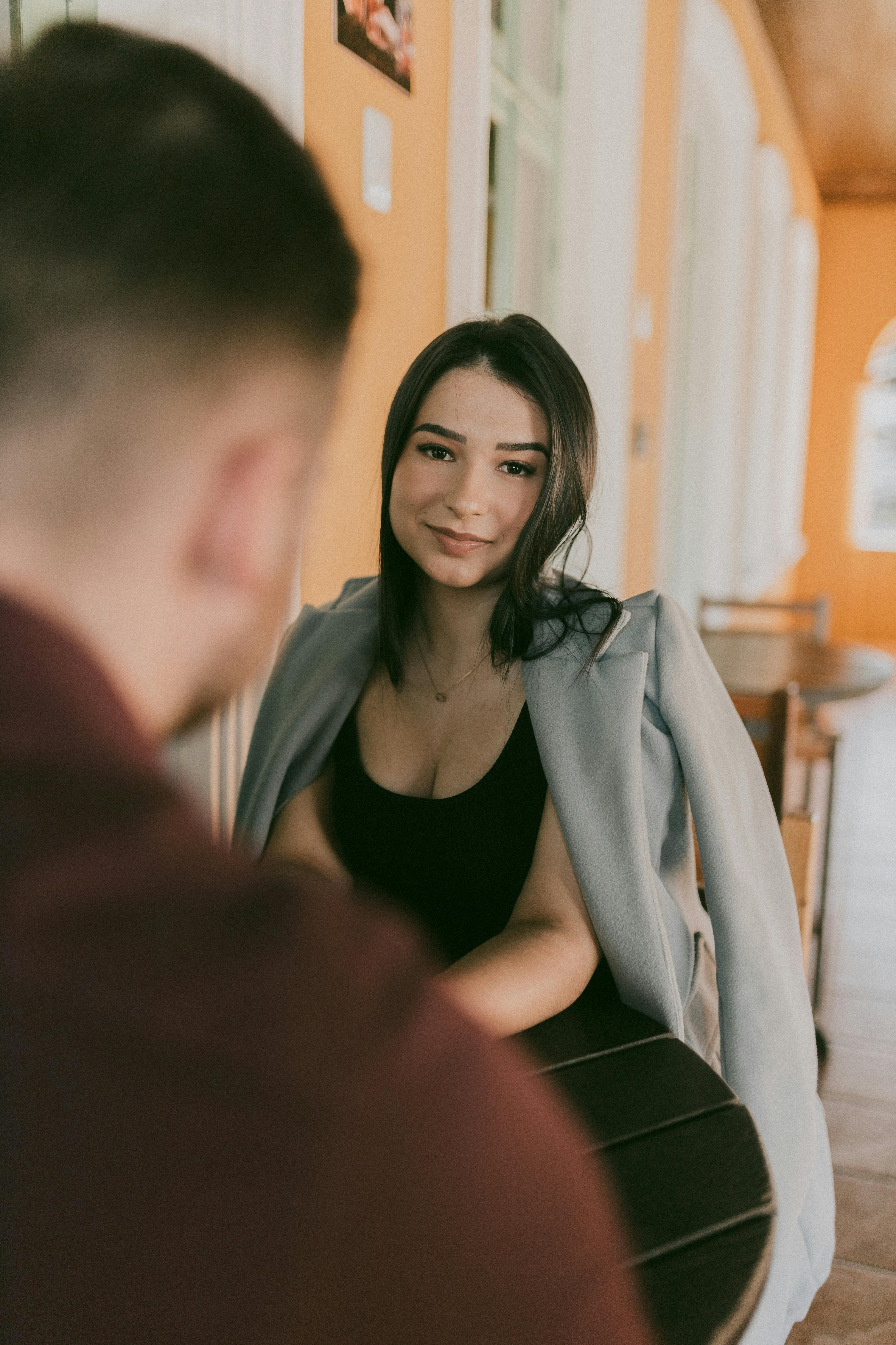 Una mujer sonriendo durante una cita | Fuente: Pexels