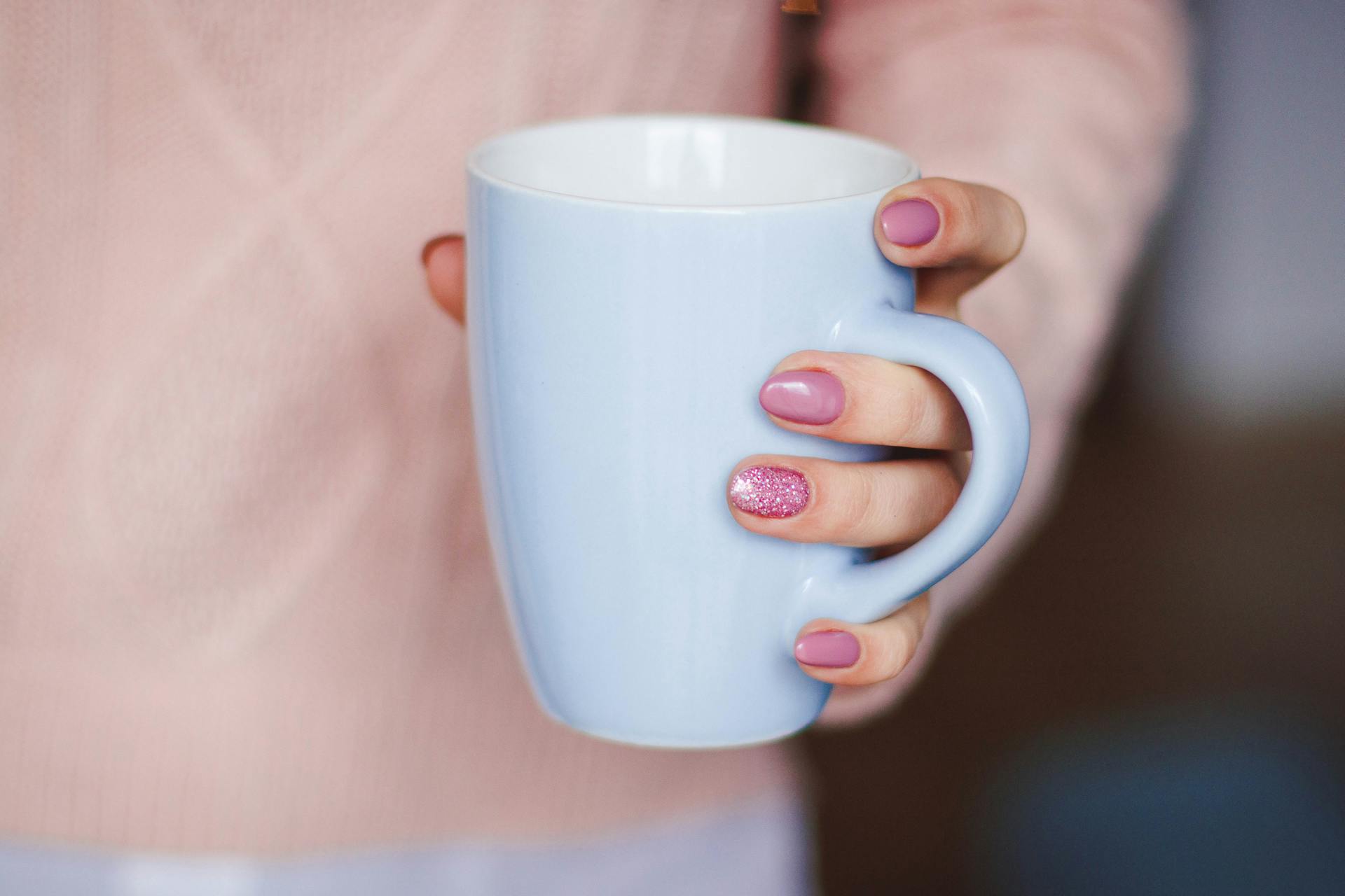 Una mujer con una taza en la mano | Fuente: Midjourney