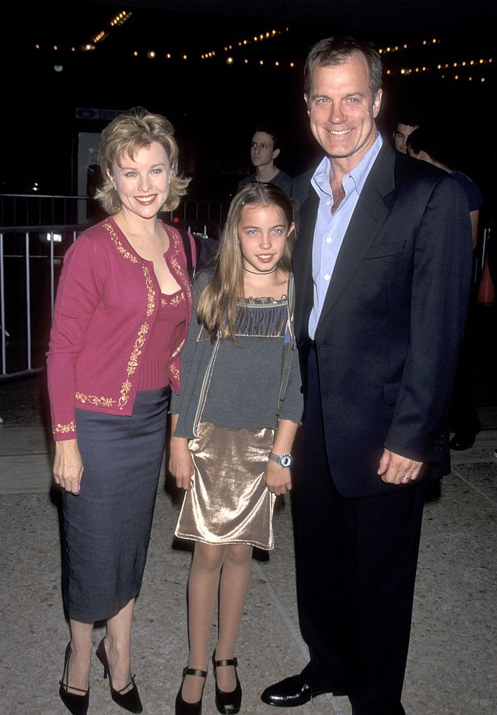Faye Grant, Stephen Collins y su hija Kate en 1999. | Foto: Getty Images