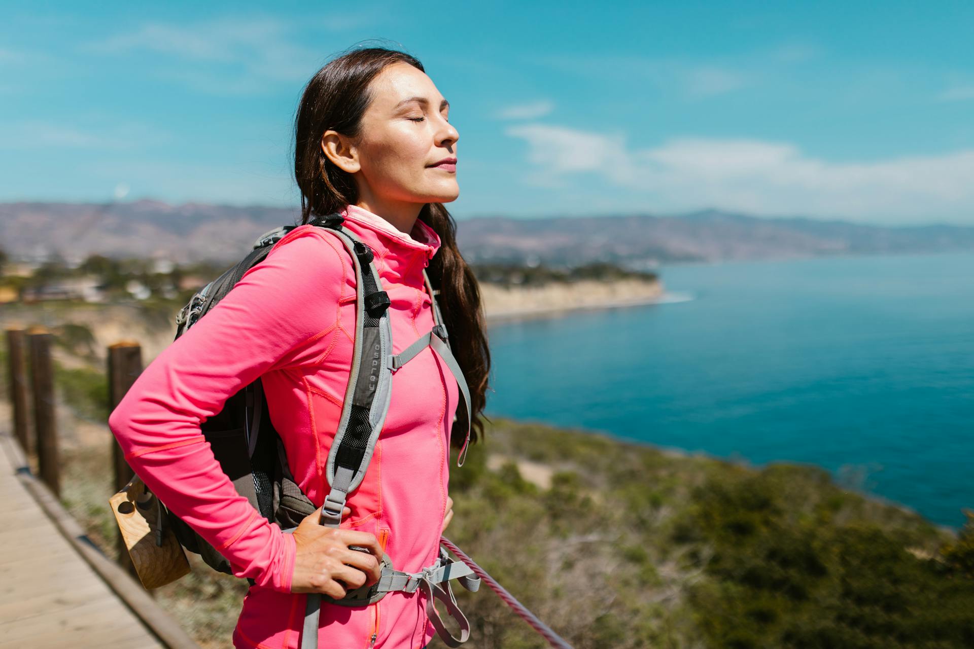 Una mujer disfrutando de una excursión | Fuente: Pexels
