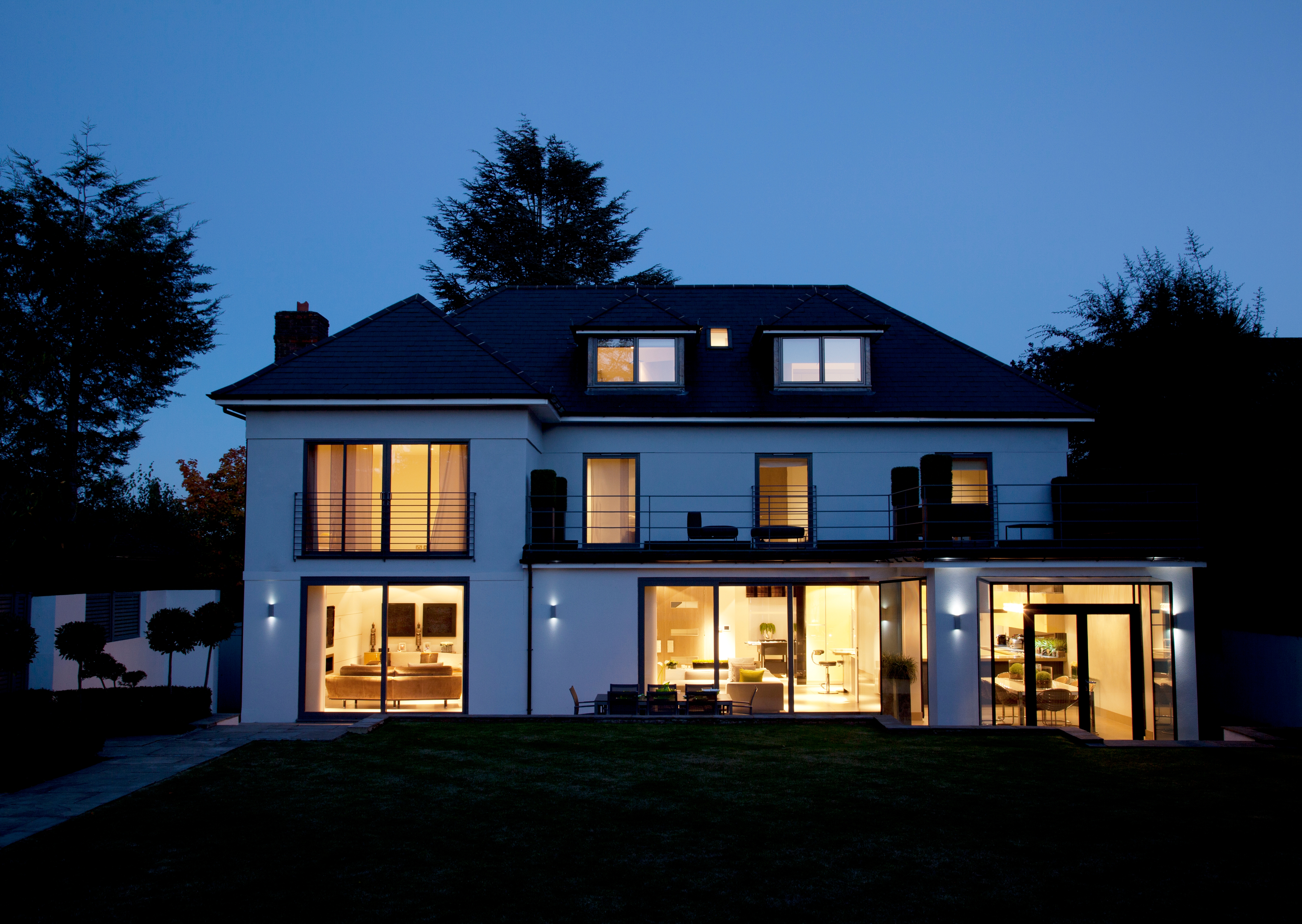 Casa moderna iluminada por la noche. | Fuente: Shutterstock