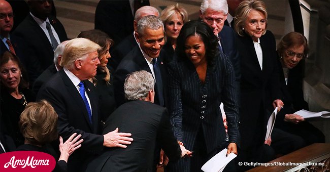 George W. Bush parece deslizarle un caramelo a Michelle Obama, y su reacción es graciosísima