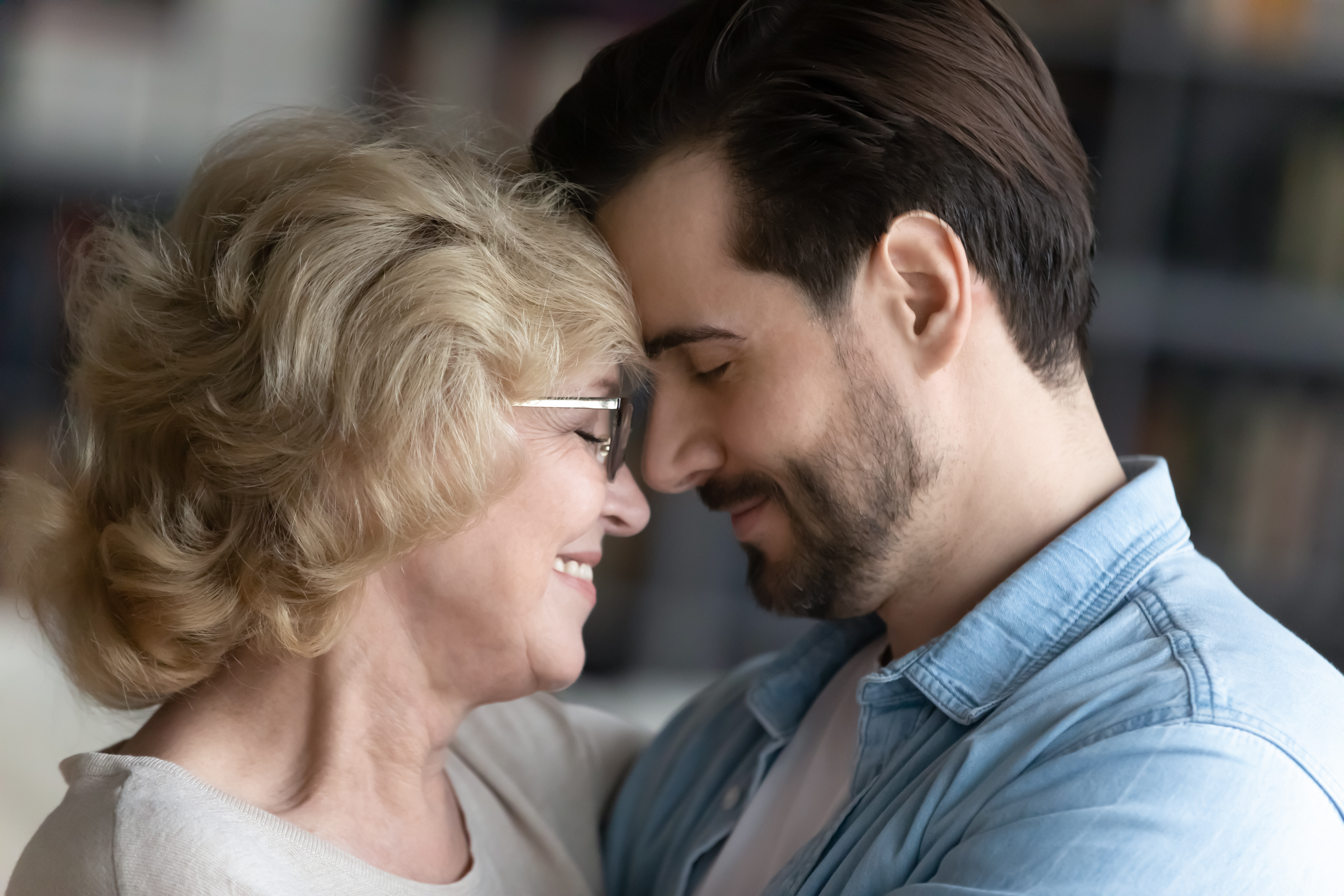 Un hombre compartiendo un momento tierno con su madre | Foto: Shutterstock