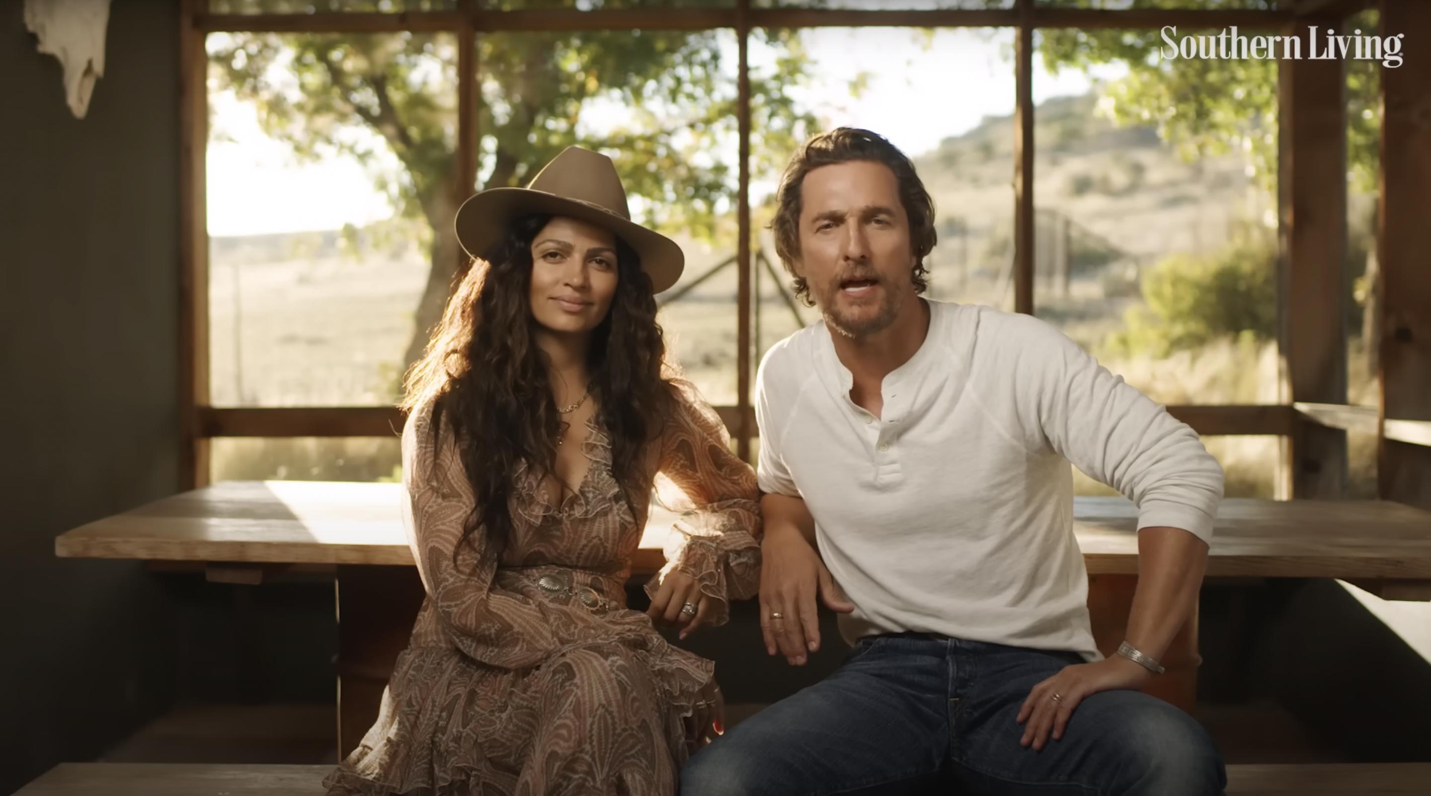 Matthew McConaughey y Camila Alves durante su entrevista en Southern Living, publicada el 7 de marzo de 2024 | Fuente: YouTube/Southern Living