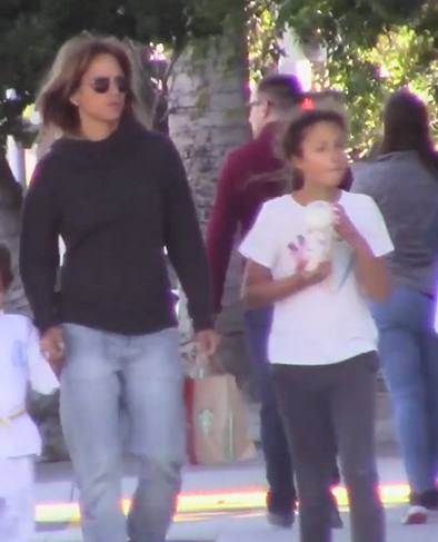 Halle Berry y su hija, Nahla Ariela Aubry, en un vídeo del 3 de diciembre de 2018 | Fuente: YouTube/@x17online