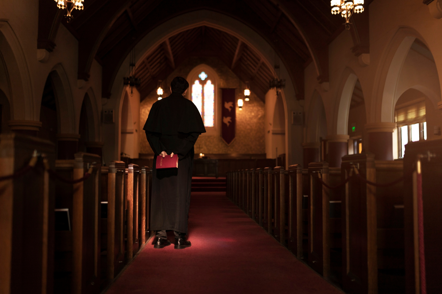 Sacerdote dentro de una iglesia | Fuente: Freepik