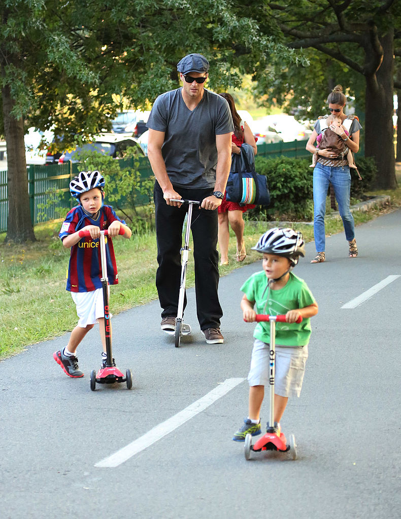 Se ve a Gisele Bundchen llevando a su hija Vivan Brady con Tom Brady y Jack Moynihan y Benjamin Brady el 30 de agosto de 2013 en Boston, Massachusetts. (Foto de Stickman/Bauer-Griffin/GC Images)