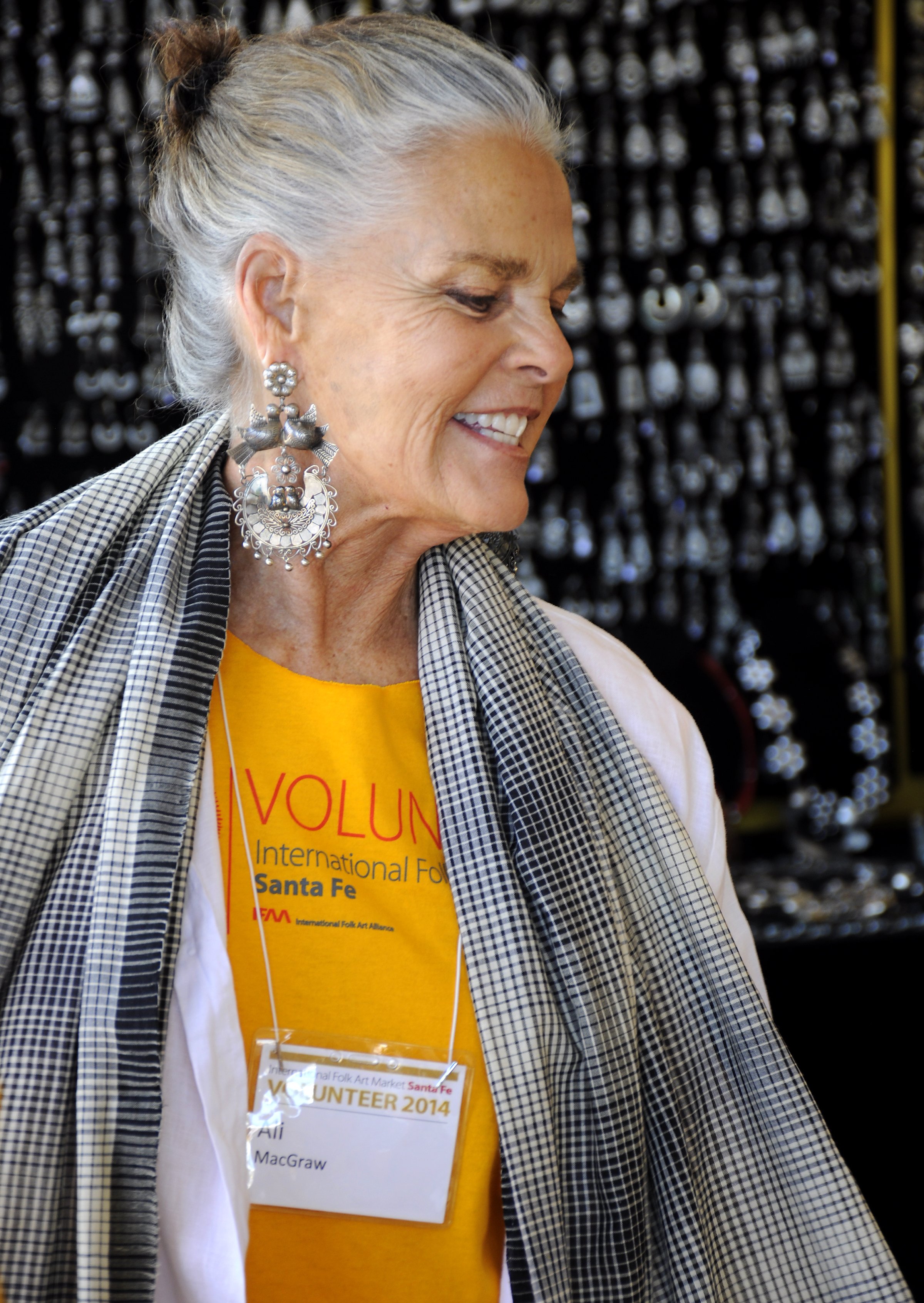 Ali MacGraw trabaja como voluntaria en el Mercado Anual Internacional de Arte Popular el 13 de julio de 2014, en Santa Fe, Nuevo México | Fuente: Getty Images