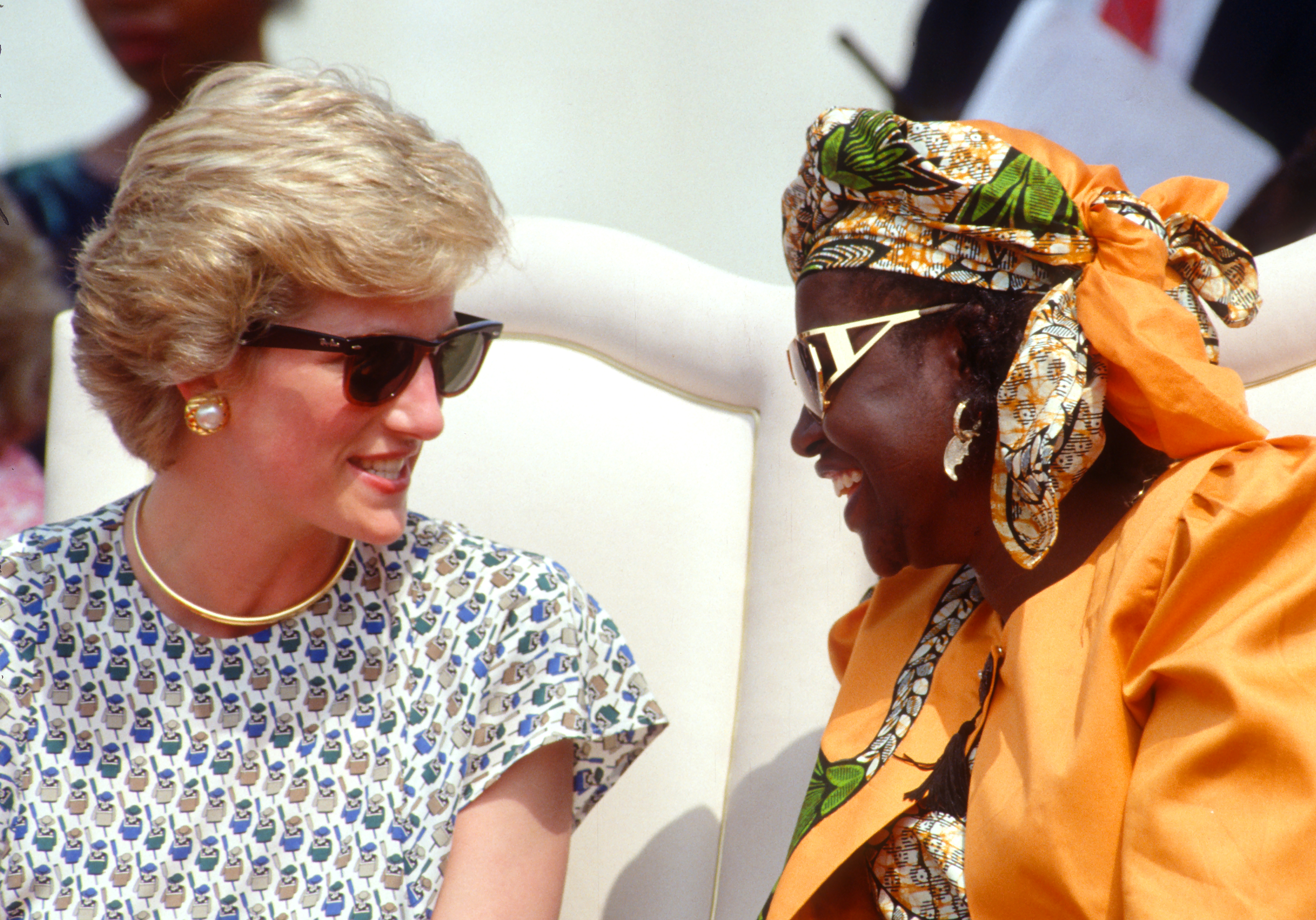 La princesa Diana de Gales habla con la primera dama nigeriana, Maryam Babangida, mientras asisten a una feria de mujeres "Better Life For Rural Dwellers" en la plaza Tafawa Balewa, el 16 de marzo de 1990, en Lagos, Nigeria | Fuente: Getty Images