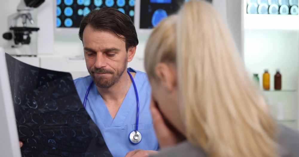Médico brinda un diagnóstico a una mujer. | Foto: Shutterstock