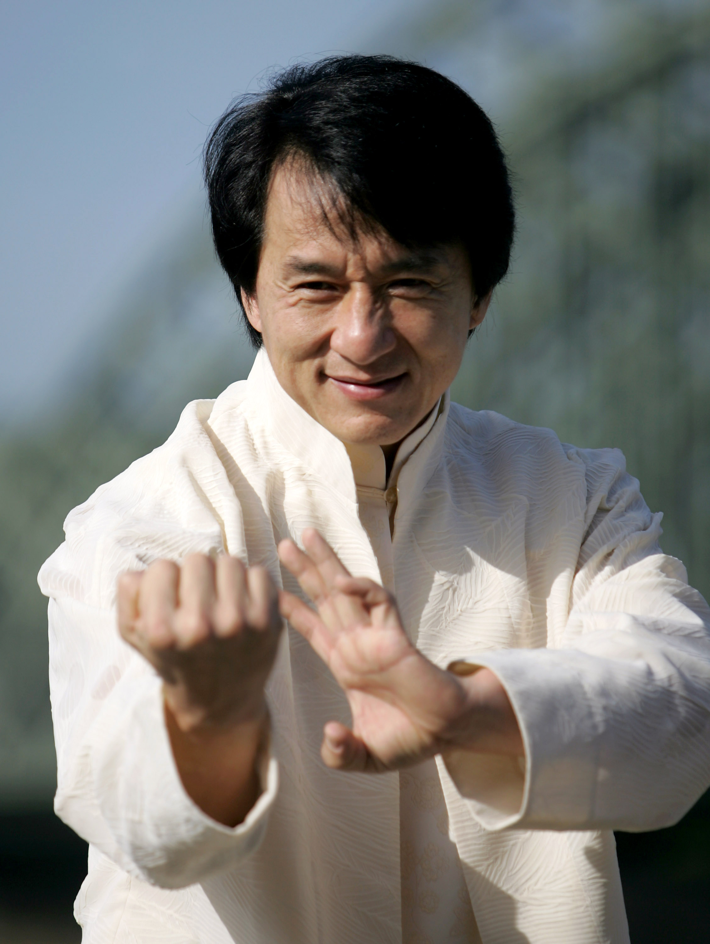 Jackie Chan posando para una foto antes del estreno de "New Police Story" en Colonia, Alemania, el 10 de octubre de 2005 | Foto: Getty Images