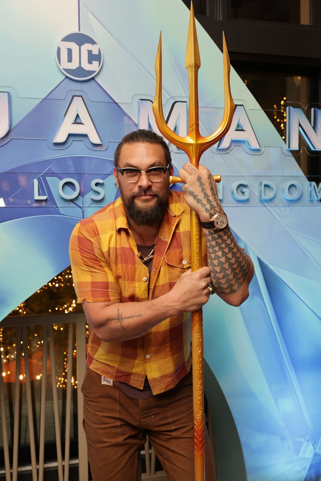 Jason Momoa en la proyección para fans de "Aquaman and the Lost Kingdom" el 18 de diciembre de 2023, en Los Ángeles, California, sosteniendo su icónico tridente | Fuente: Getty Images