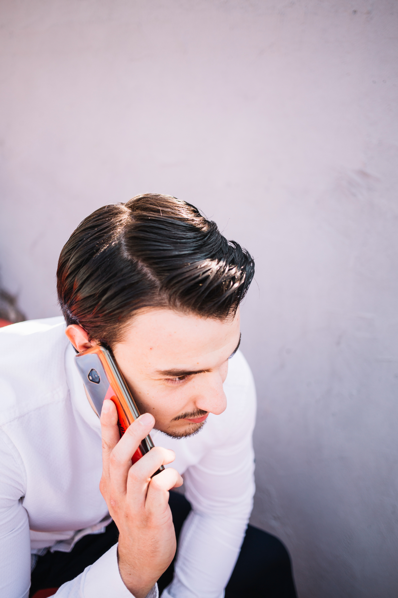 Hombre escuchando al teléfono | Foto: Freepik