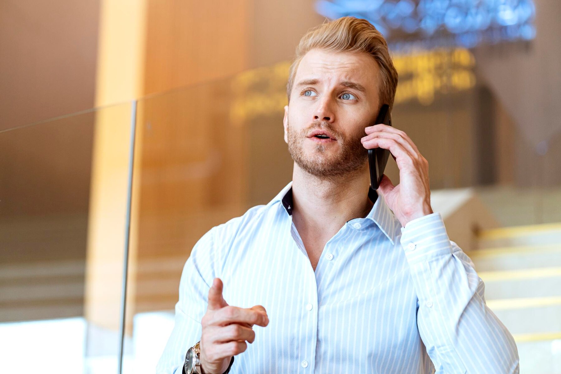 Un hombre hablando por teléfono | Fuente: Freepik