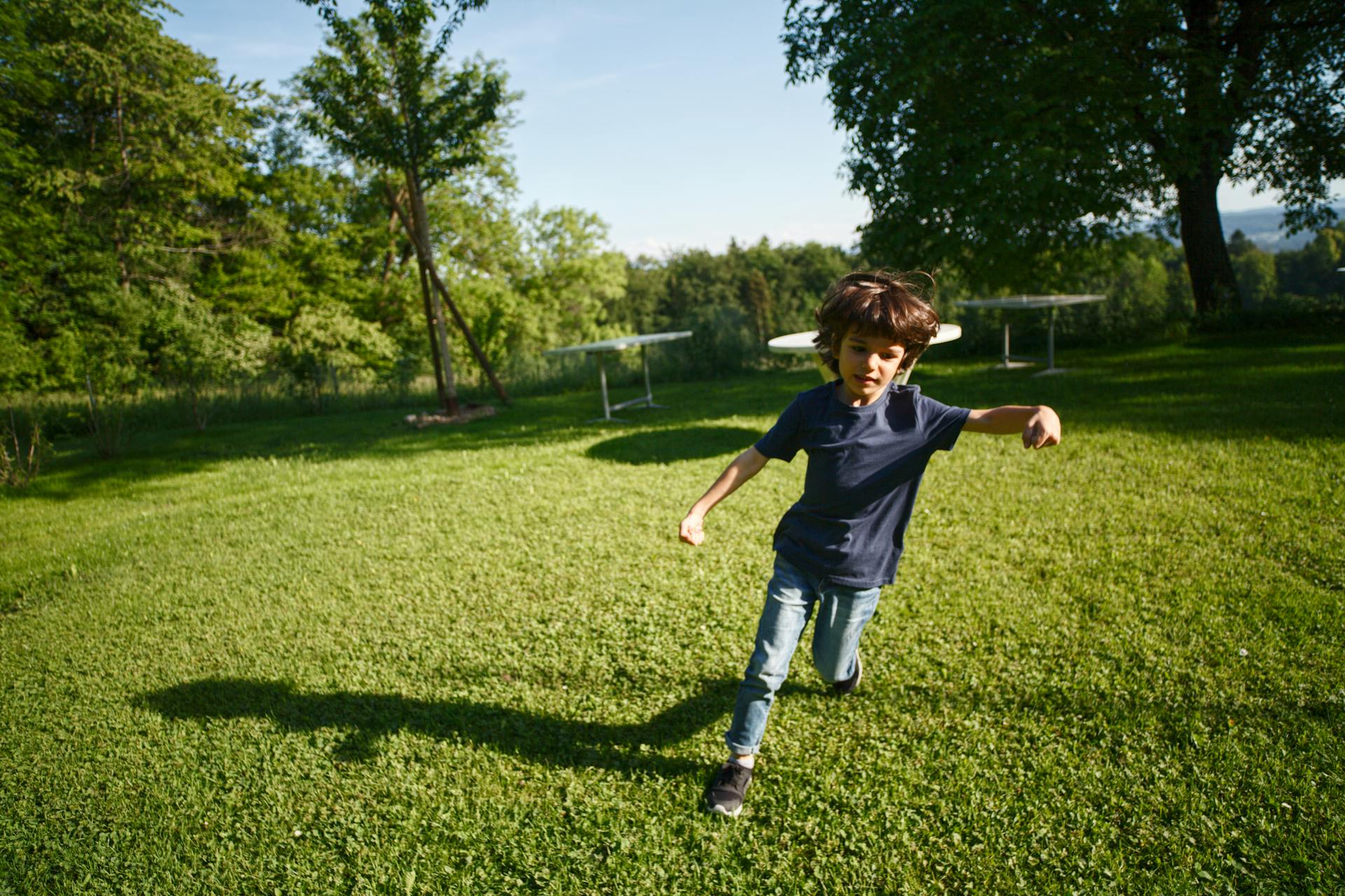 Un chico alegre corriendo | Fuente: Pexels