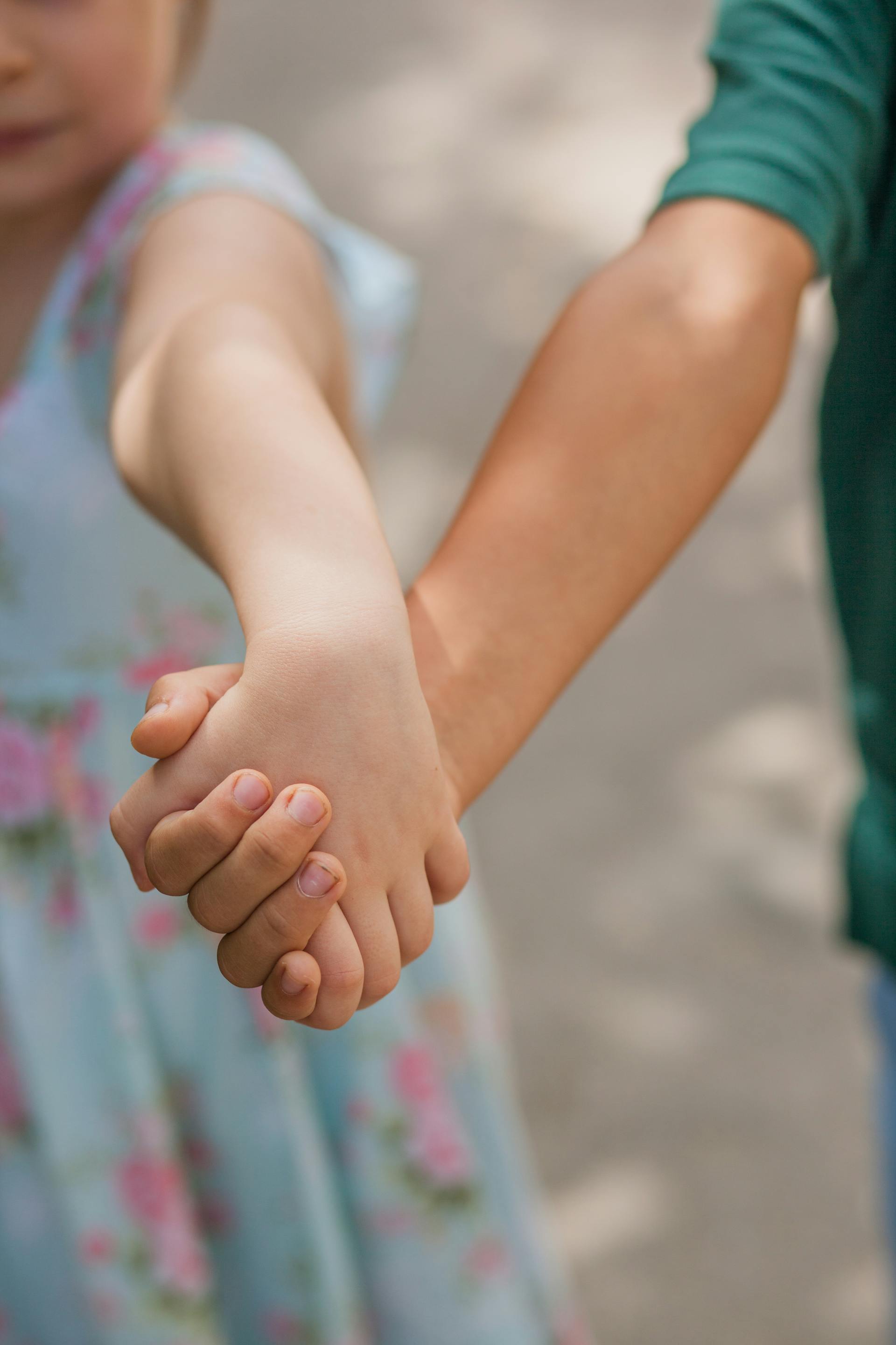 Niños tomados de la mano | Fuente: Pexels