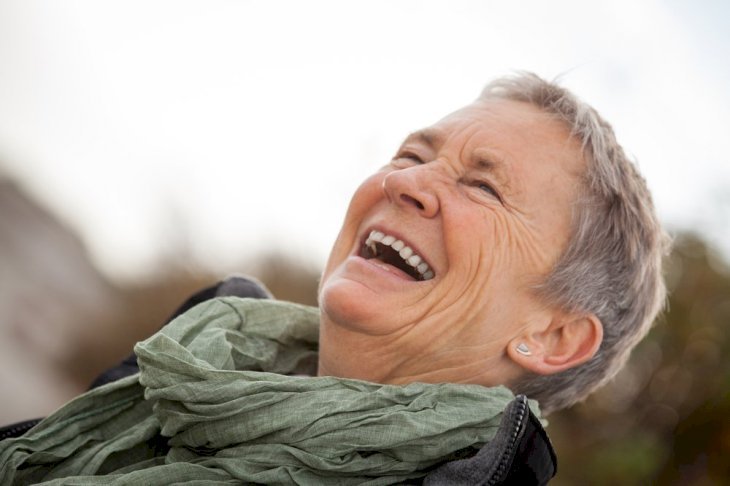 Mujer riendo. | Imagen tomada de: Shutterstock