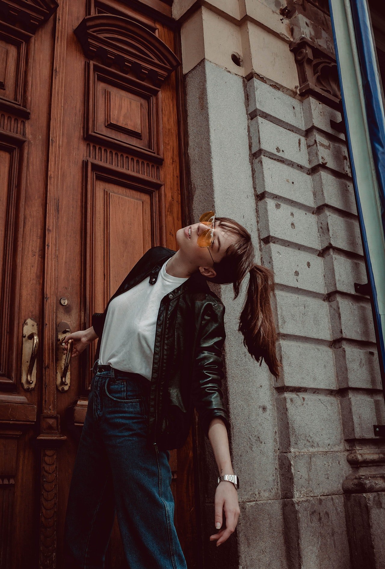 Mujer agarrando la manilla de una puerta. | Foto: Pexels