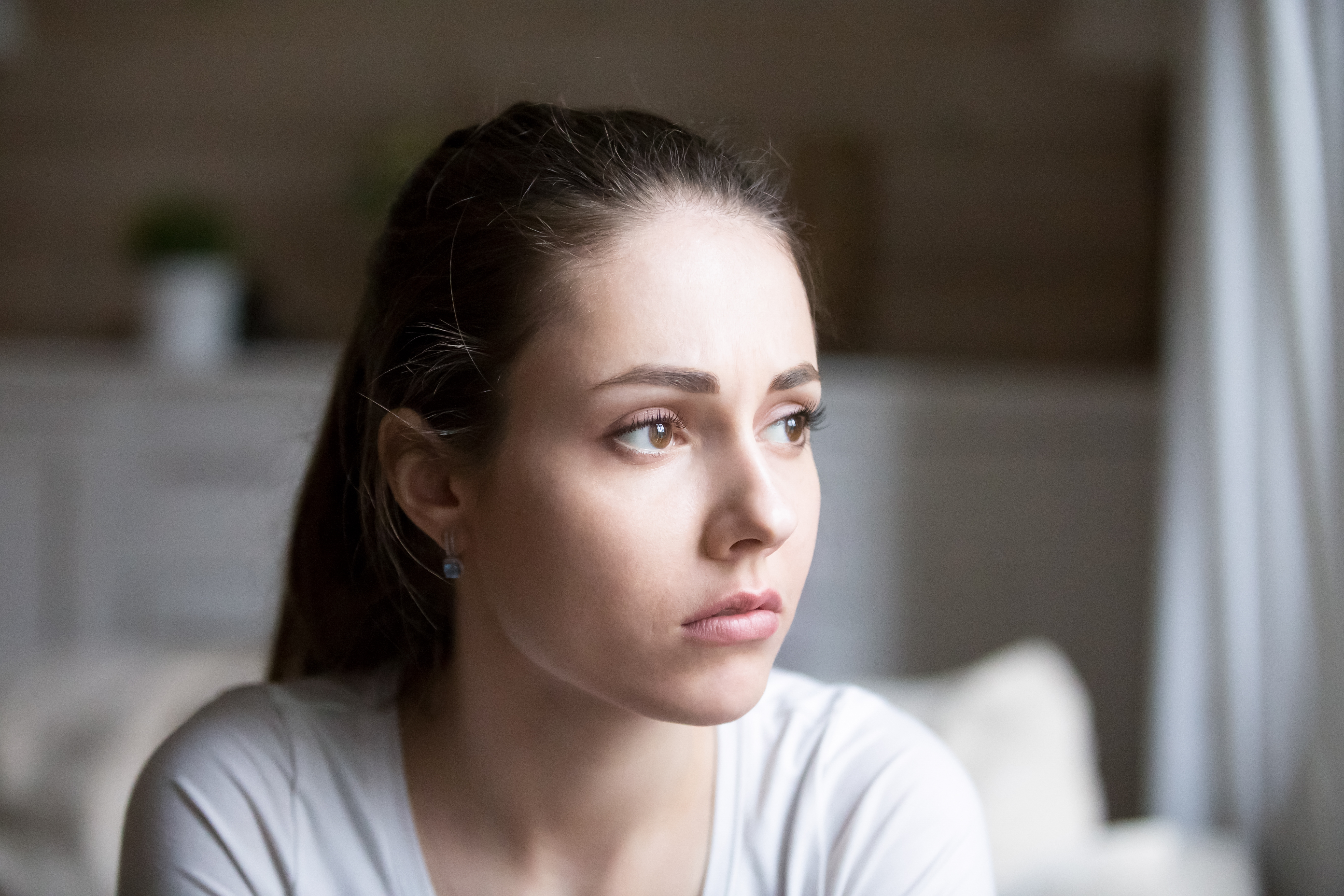 Mujer joven con mirada triste | Foto: Shutterstock