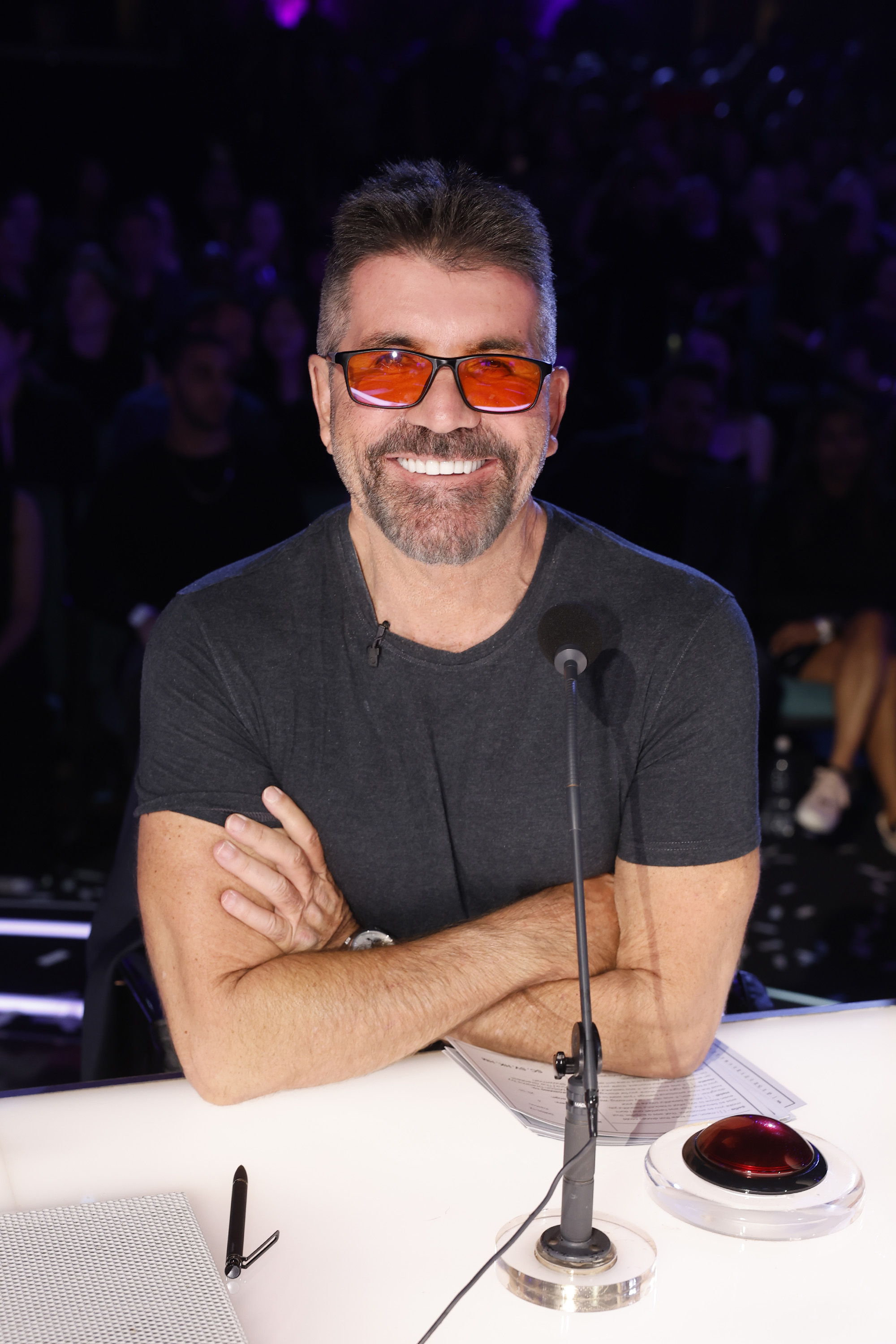 Simon Cowell sentado en la mesa de jueces de la Temporada 19 de "America's Got Talent" el 17 de septiembre de 2024 | Fuente: Getty Images