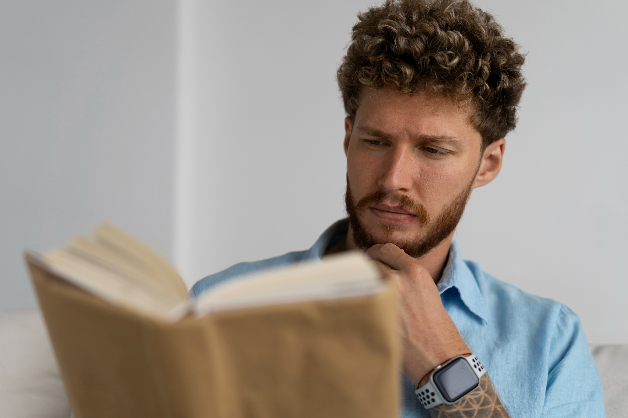 Un hombre con un libro en la mano | Fuente: Freepik