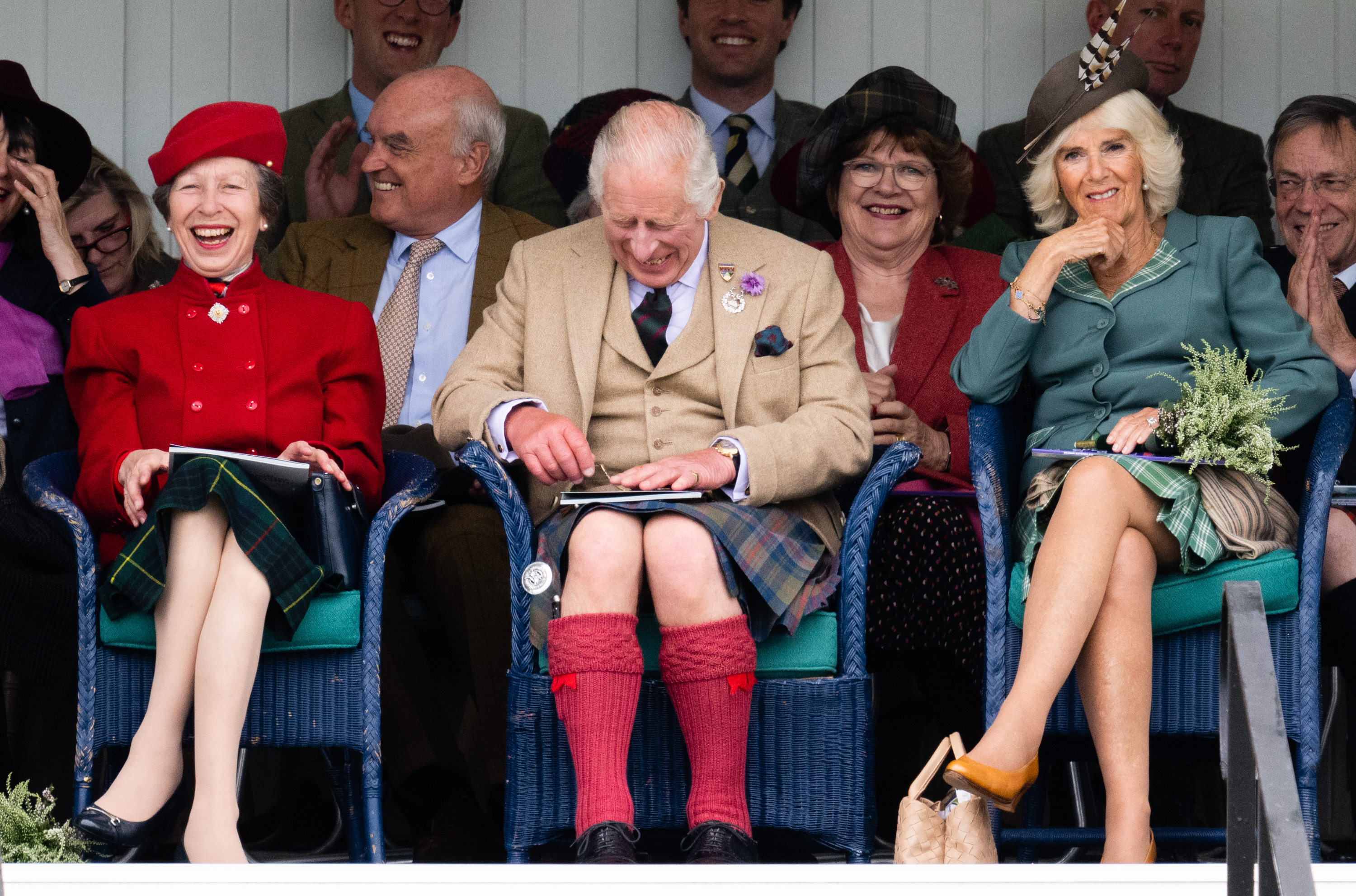 La princesa Anne, el rey Charles III y la reina Camilla en The Braemar Gathering 2023 el 2 de septiembre, en Braemar, Escocia. | Fuente: Getty Images