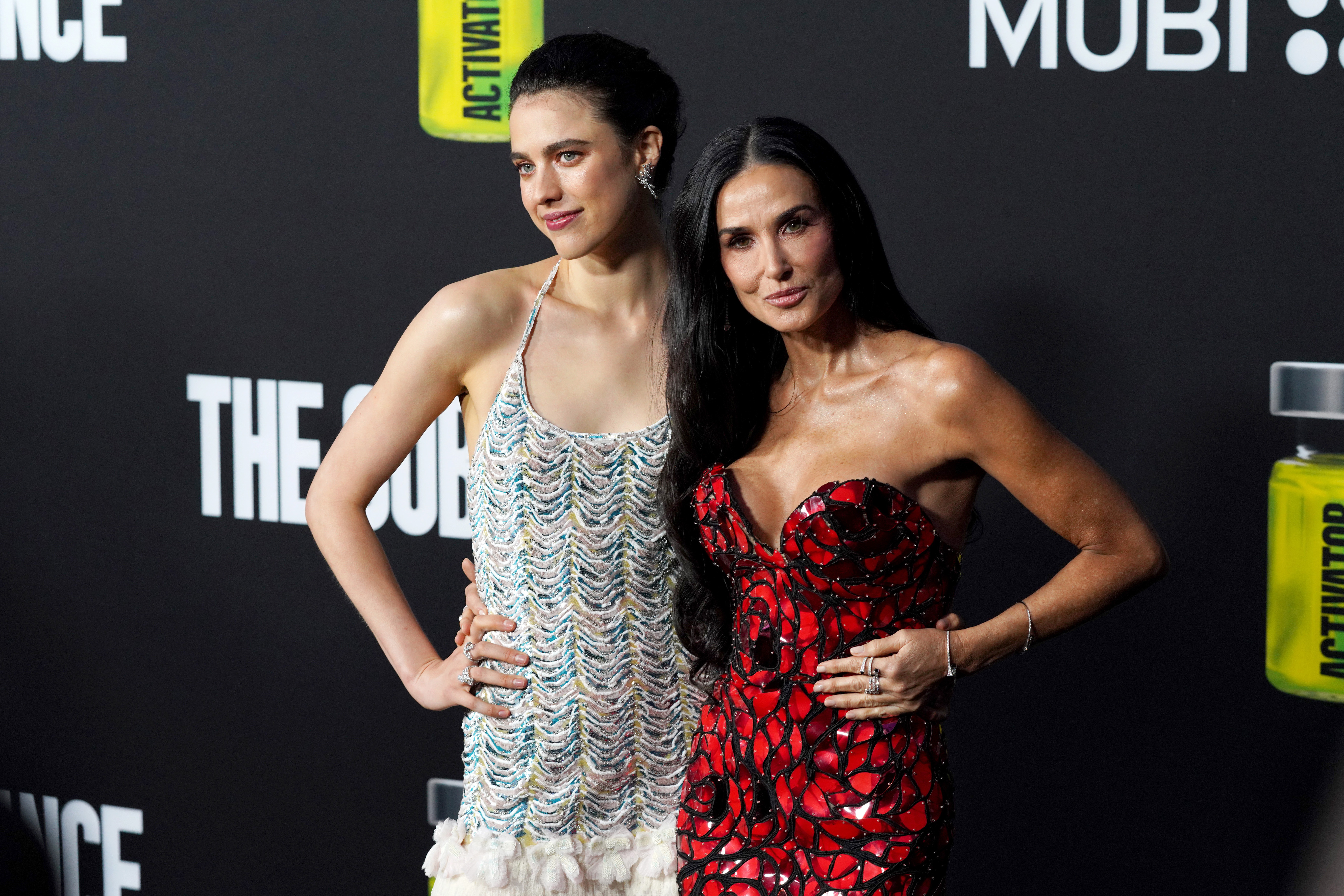 Margaret Qualley y Demi Moore en el estreno en Los Ángeles de "The Substance" el 16 de septiembre de 2024, en Los Ángeles, California | Fuente: Getty Images