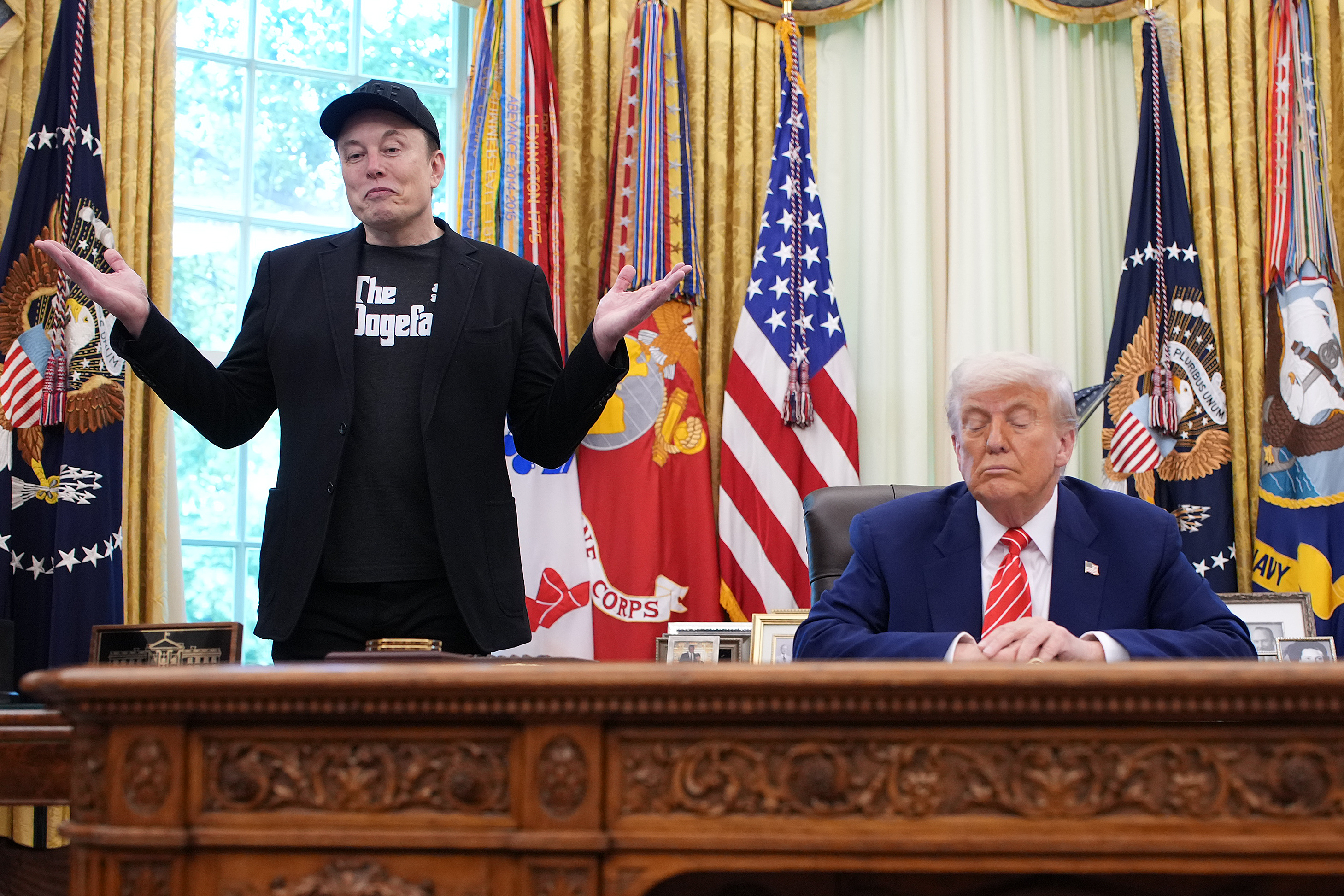 Musk se encuentra junto al presidente Donald Trump en el Despacho Oval, y su ojo morado llama inmediatamente la atención durante el encuentro con la prensa en directo.