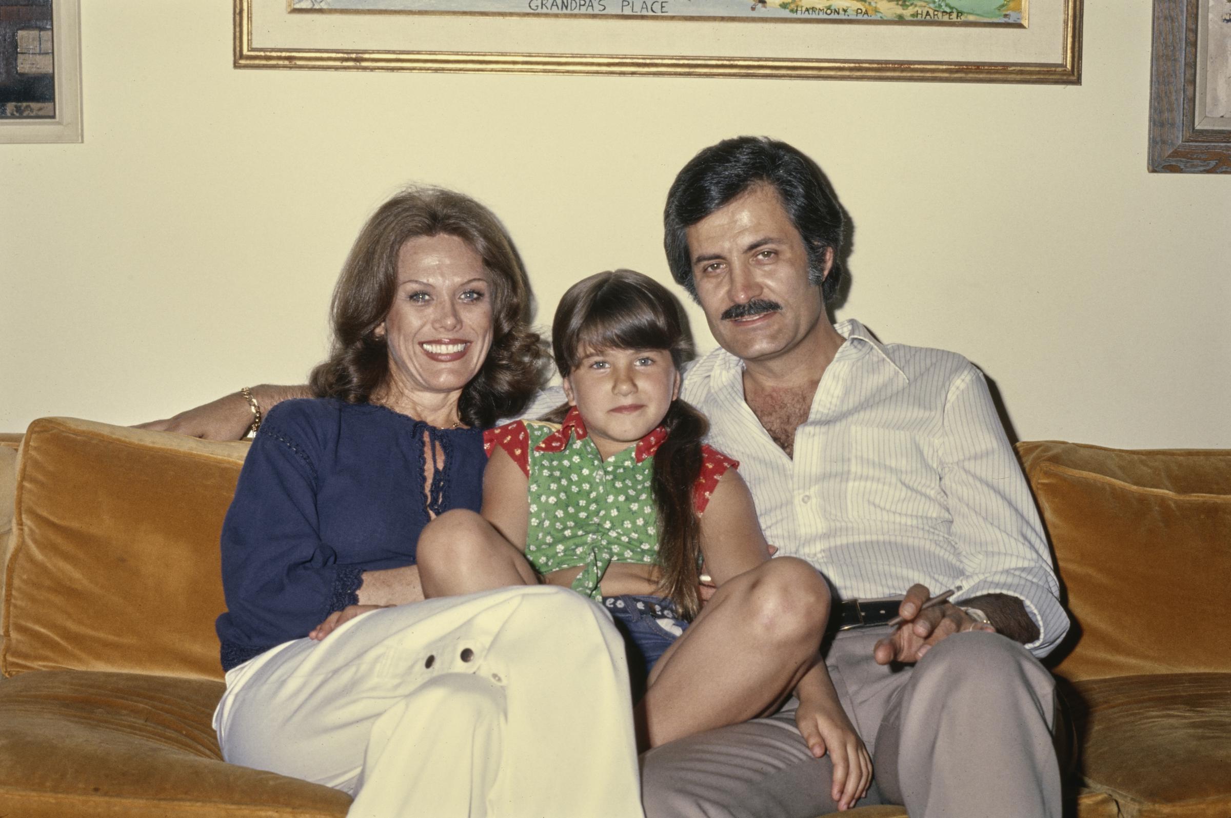 Nancy Dow y John Aniston con su hija, Jennifer Aniston, en su casa de Sherman Oaks, California, hacia 1975 | Fuente: Getty Images