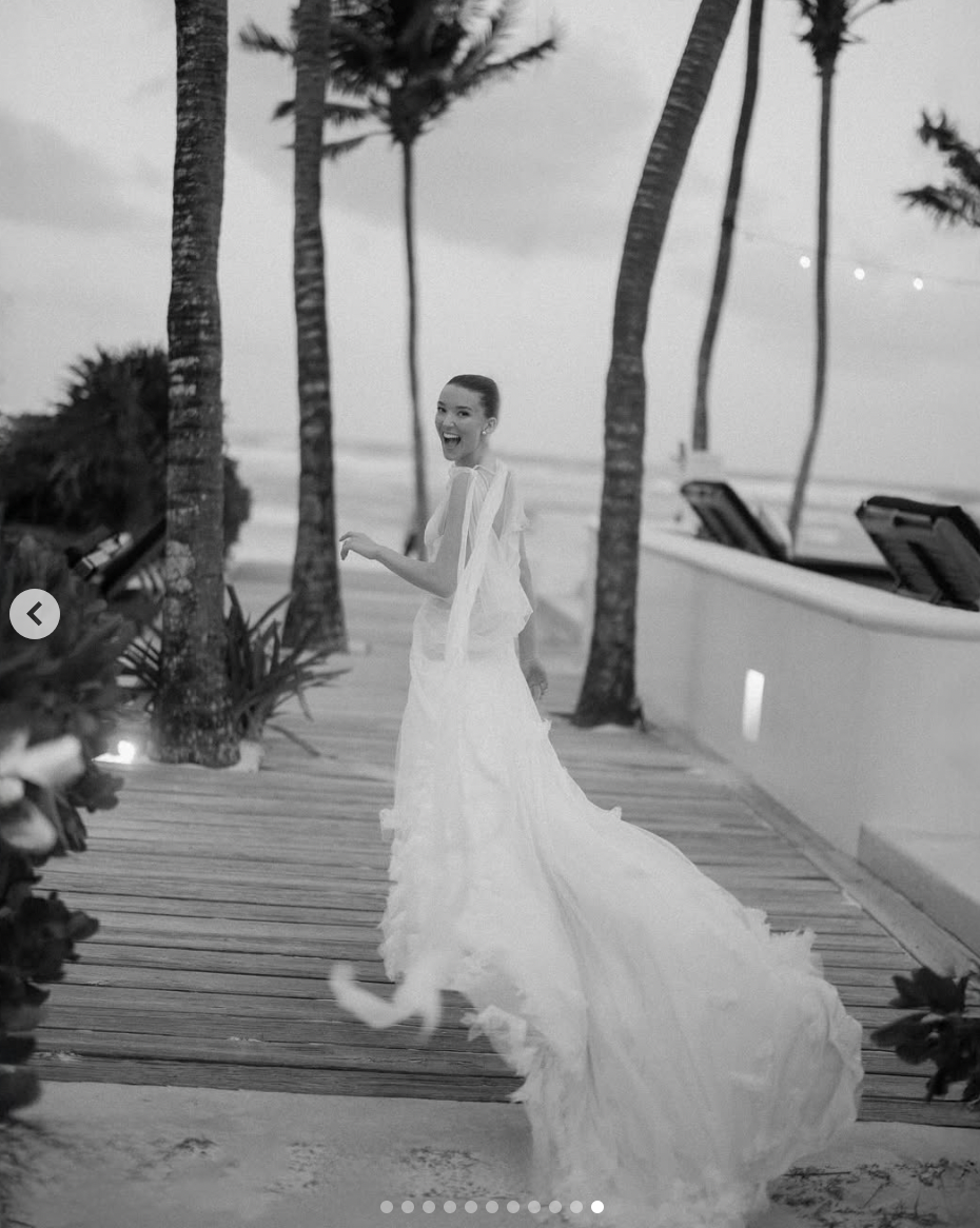 La novia posa feliz, con fecha del 18 de marzo de 2025 | Fuente: Instagram/n.brydonbloom