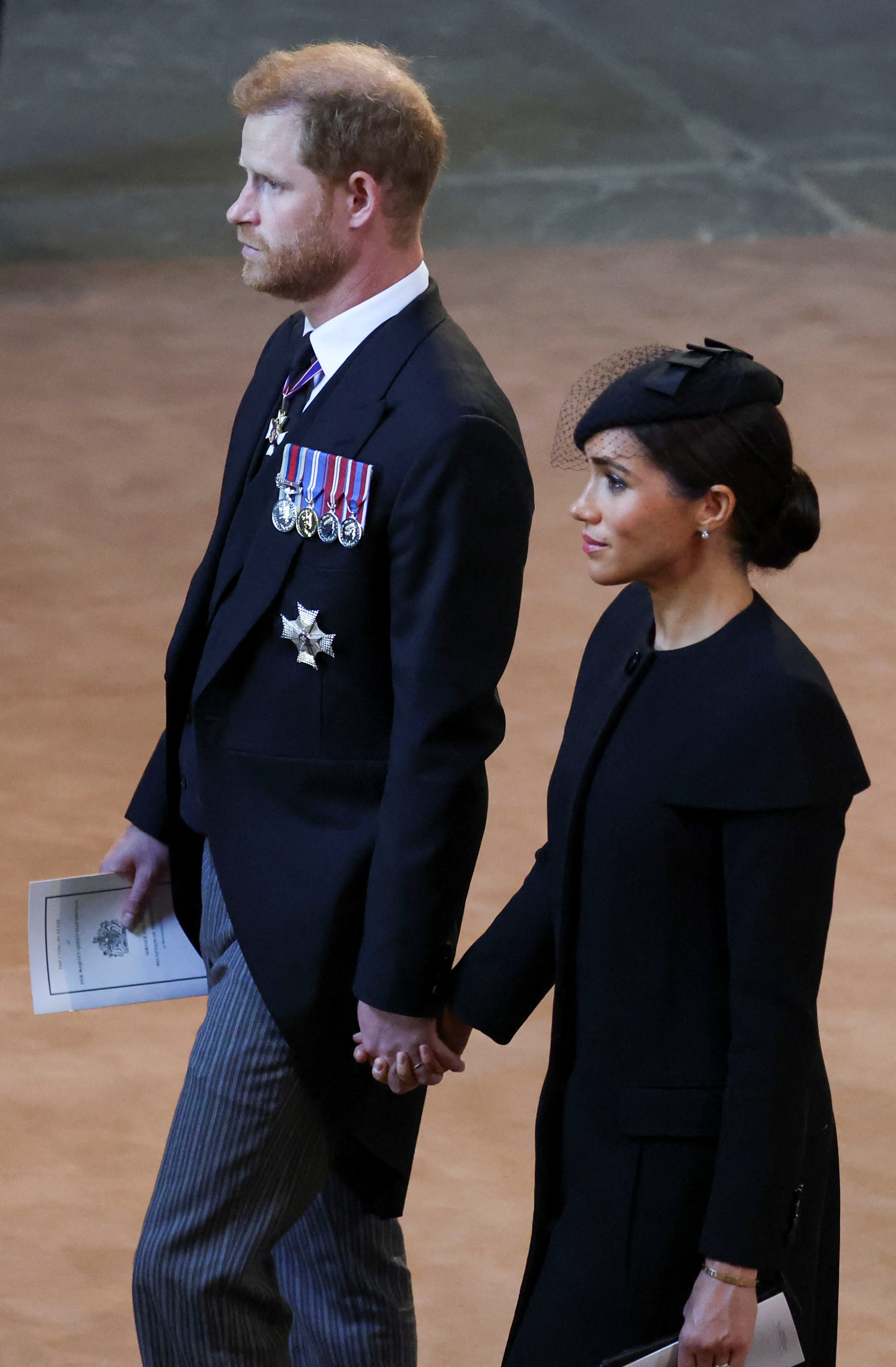 El príncipe Harry y Meghan Markle en la procesión con el ataúd de la reina Elizabeth II en Westminster Hall, el 14 de septiembre de 2022 en Londres, Inglaterra. | Foto: Getty Images