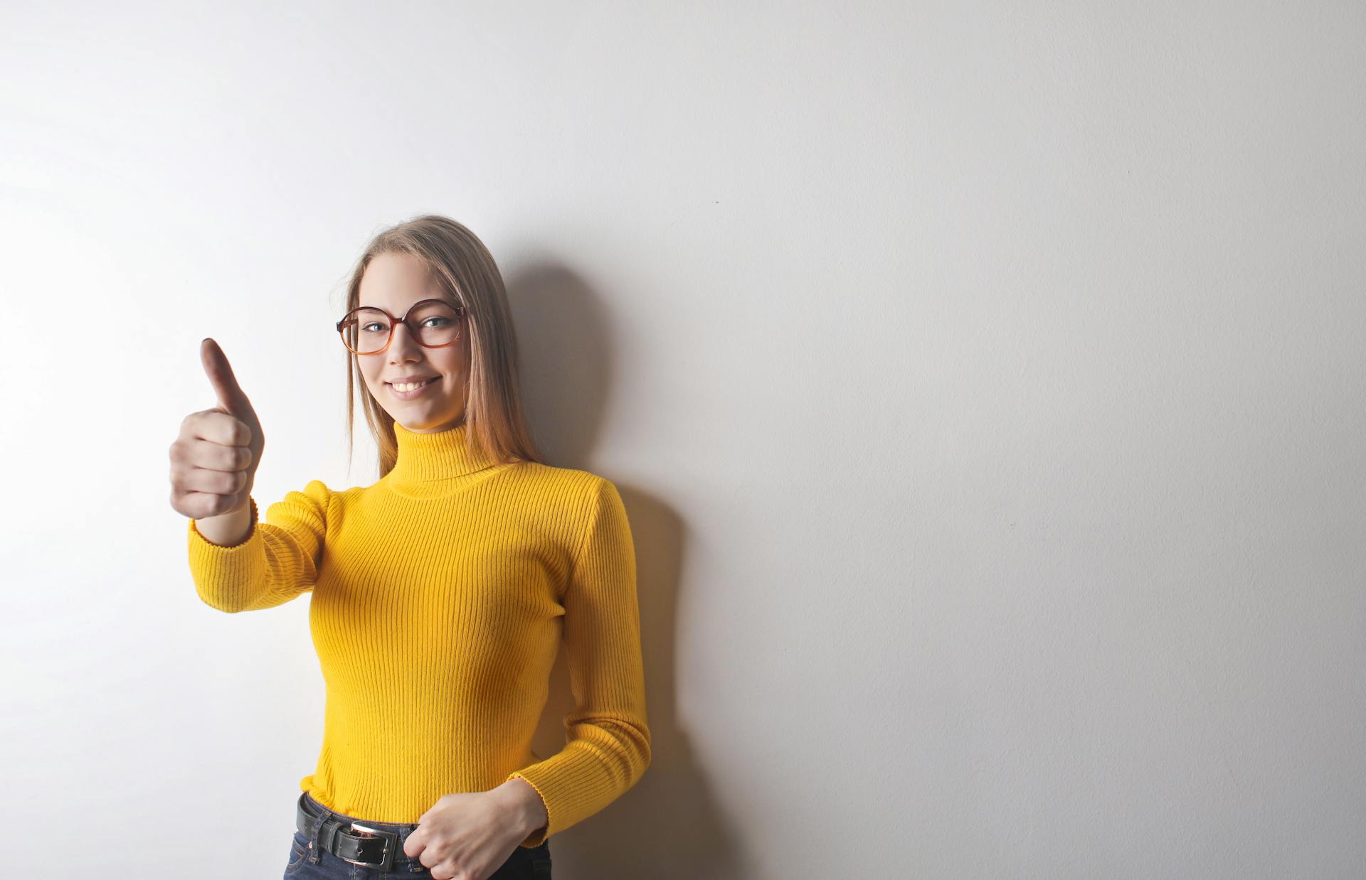 Una mujer levantando el pulgar | Fuente: Pexels